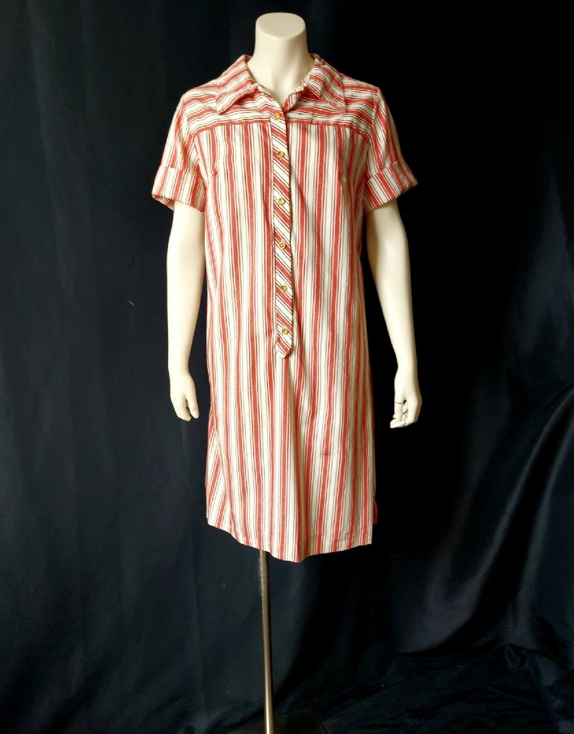 RED CANDY STRIPED 1960s Vintage Buttonfront Shift HOUSE DRESS – 42 inch waist