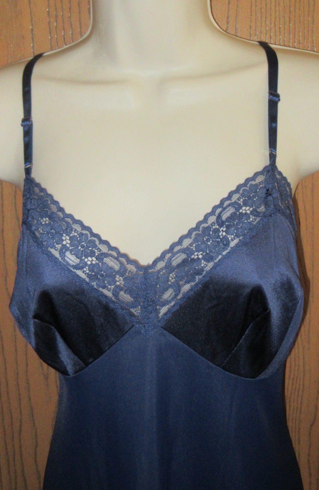 vintage size 36 VANITY FAIR MIDNIGHT BLUE mega LACE NYLON full slip NIGHTGOWN