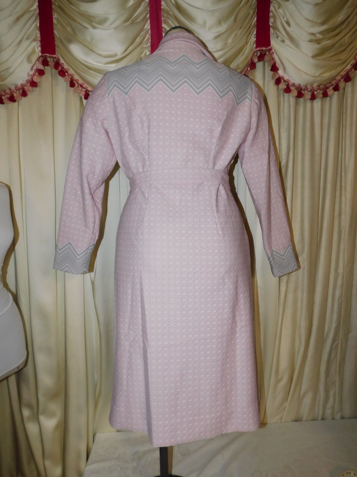 Vintage Pink Gray White Poly Dress w/ Belt SERBIN Waist 36″ )*