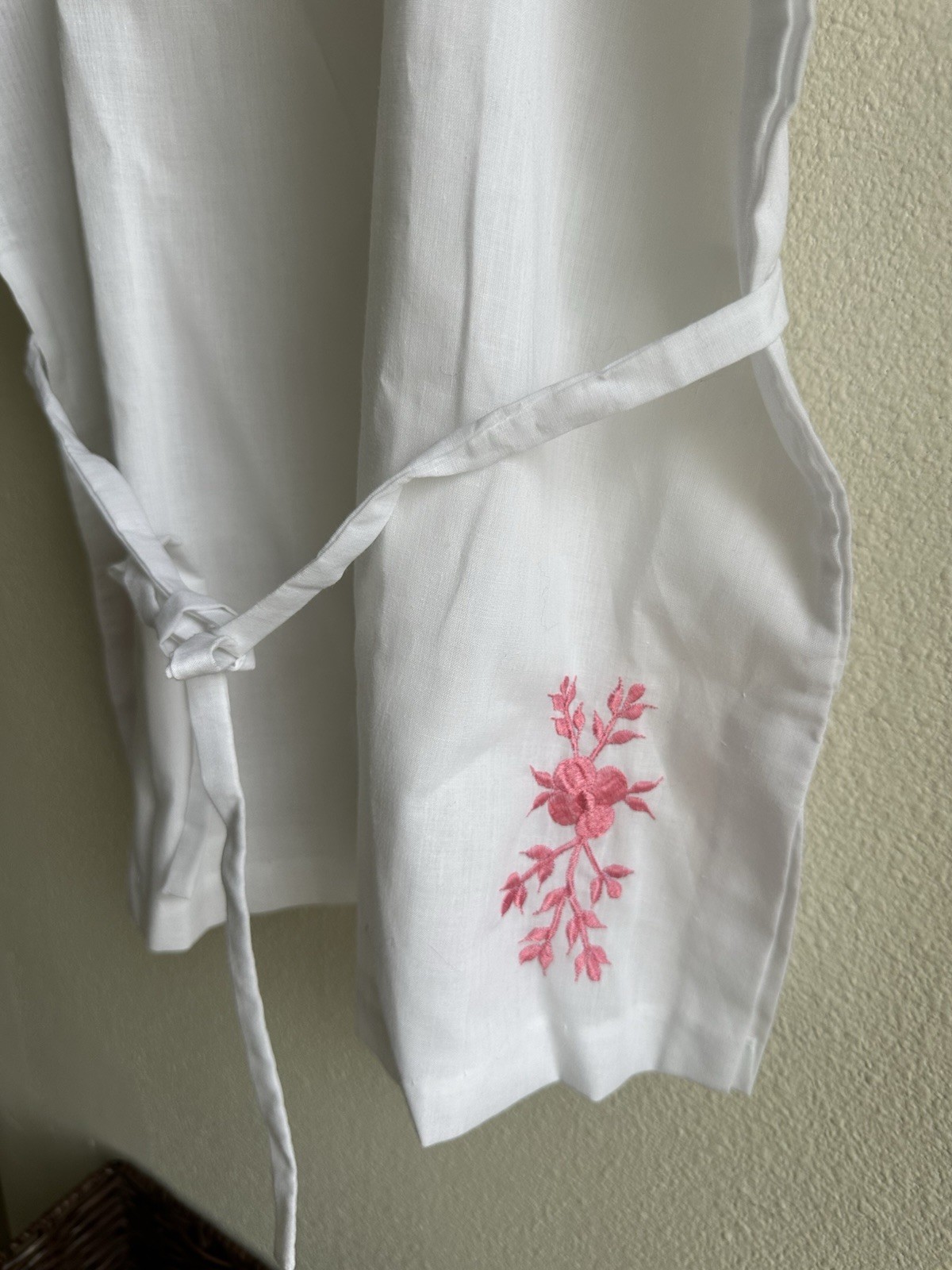Vintage 70’s/80’s Embroidered Blouse with Tie Women’s Size M White and pink