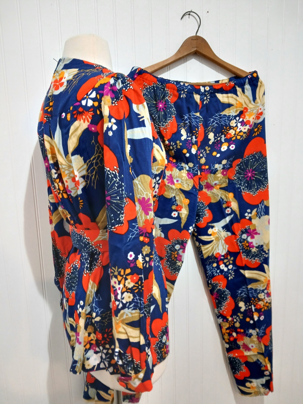 True Vintage 1970’s Ladies 2pc Matching Top Pants Retro Mod Hippie Bright