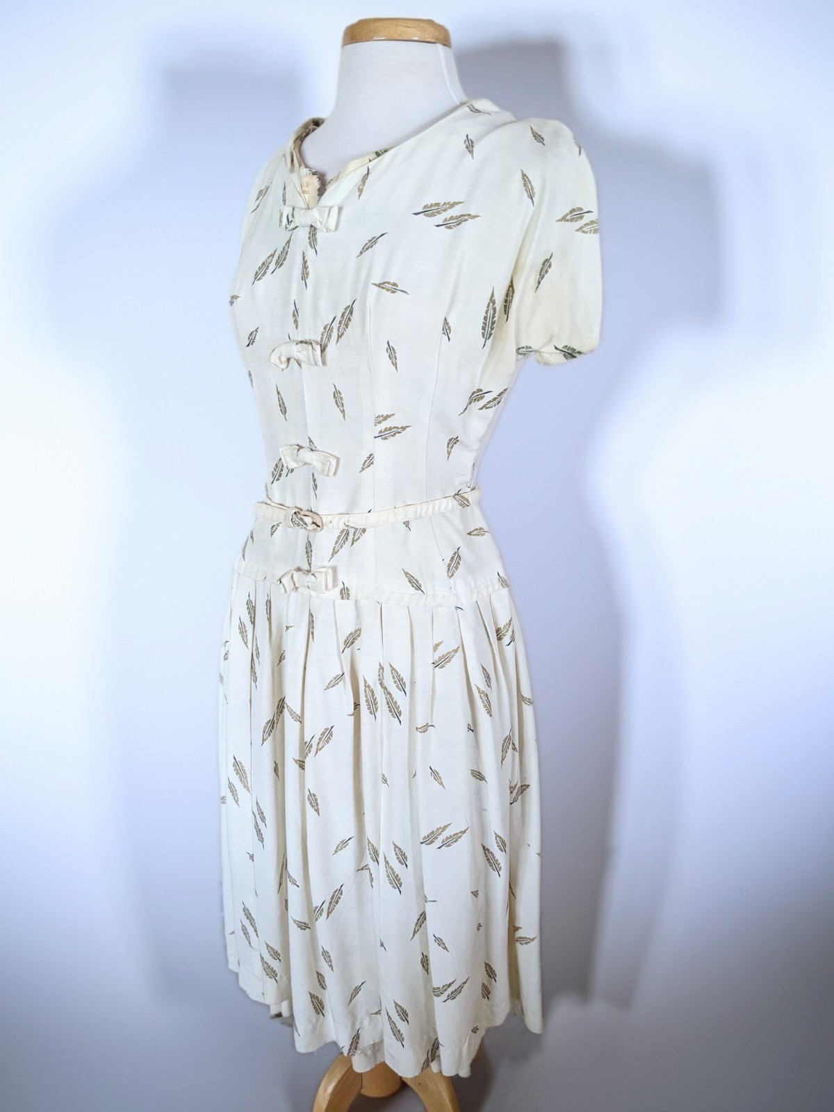 Vintage 1950s Ivory Day Dress Gold Feather Print V-Back Pleated A-Line w Belt