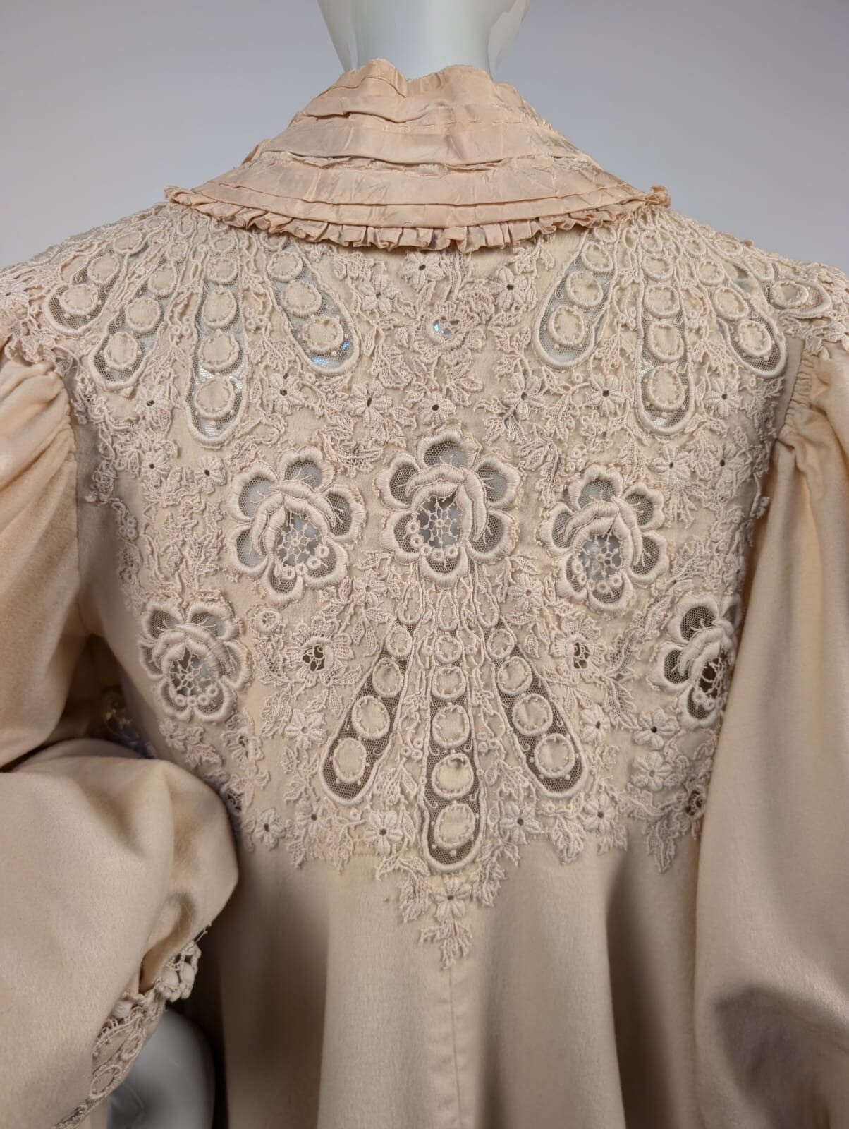 AU BON MARCHE EDWARDIAN BLONDE CASHMERE COAT W DENSE FLORAL LACE INSERTION
