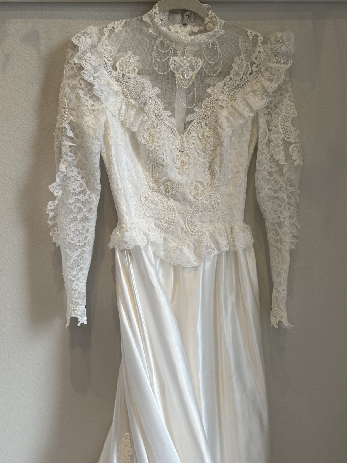 Vintage Bridal Gown Wedding Dress – White- Lace- Beautiful Detailing Medium 6-8