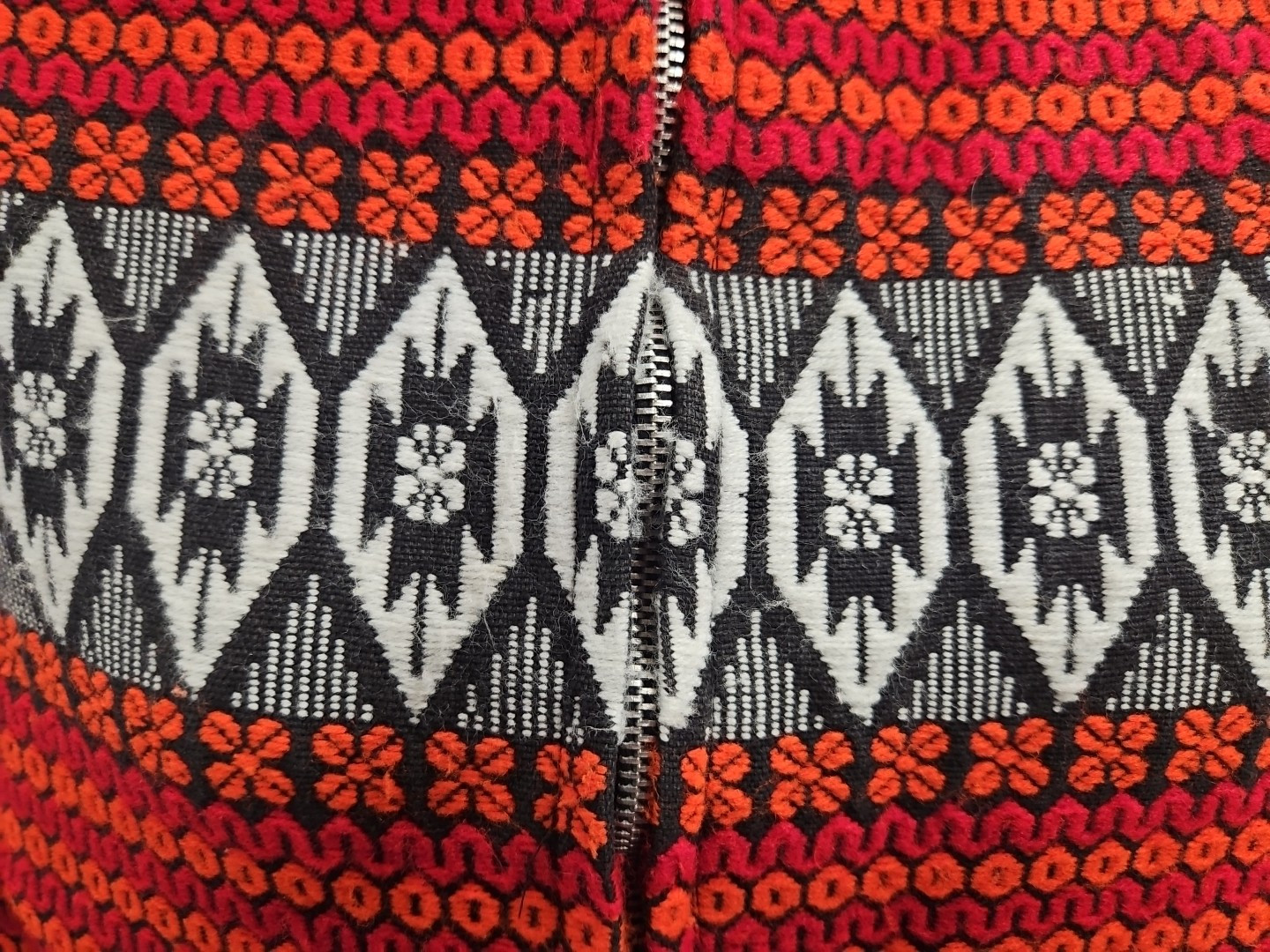 VTG Scandinavian Pattern Cape Womens Red/Blk Front Metal Zip Winter Poncho