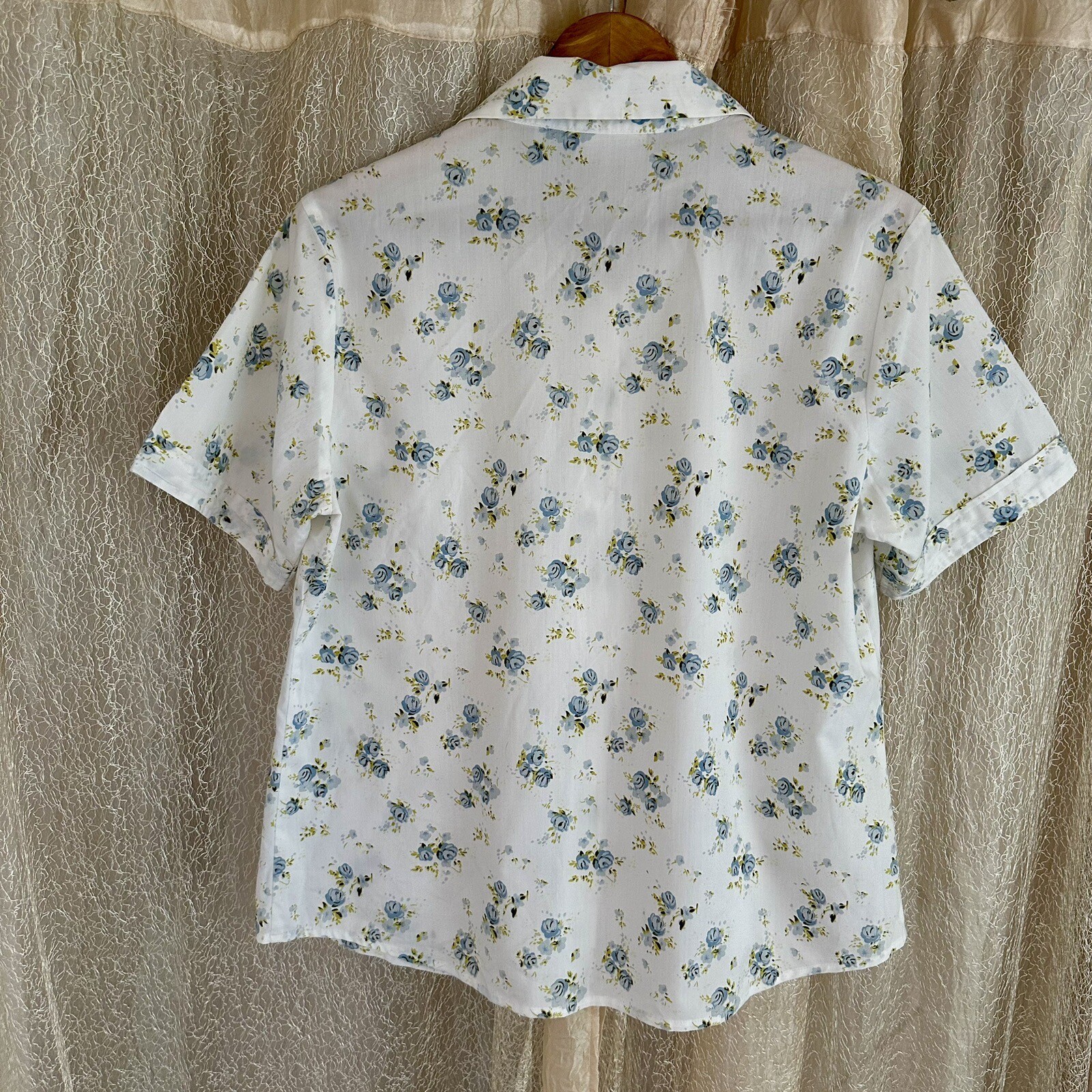 Vintage Miller’s Top Blouse Size 12 White Blue Roses Button Up Short Sleeve