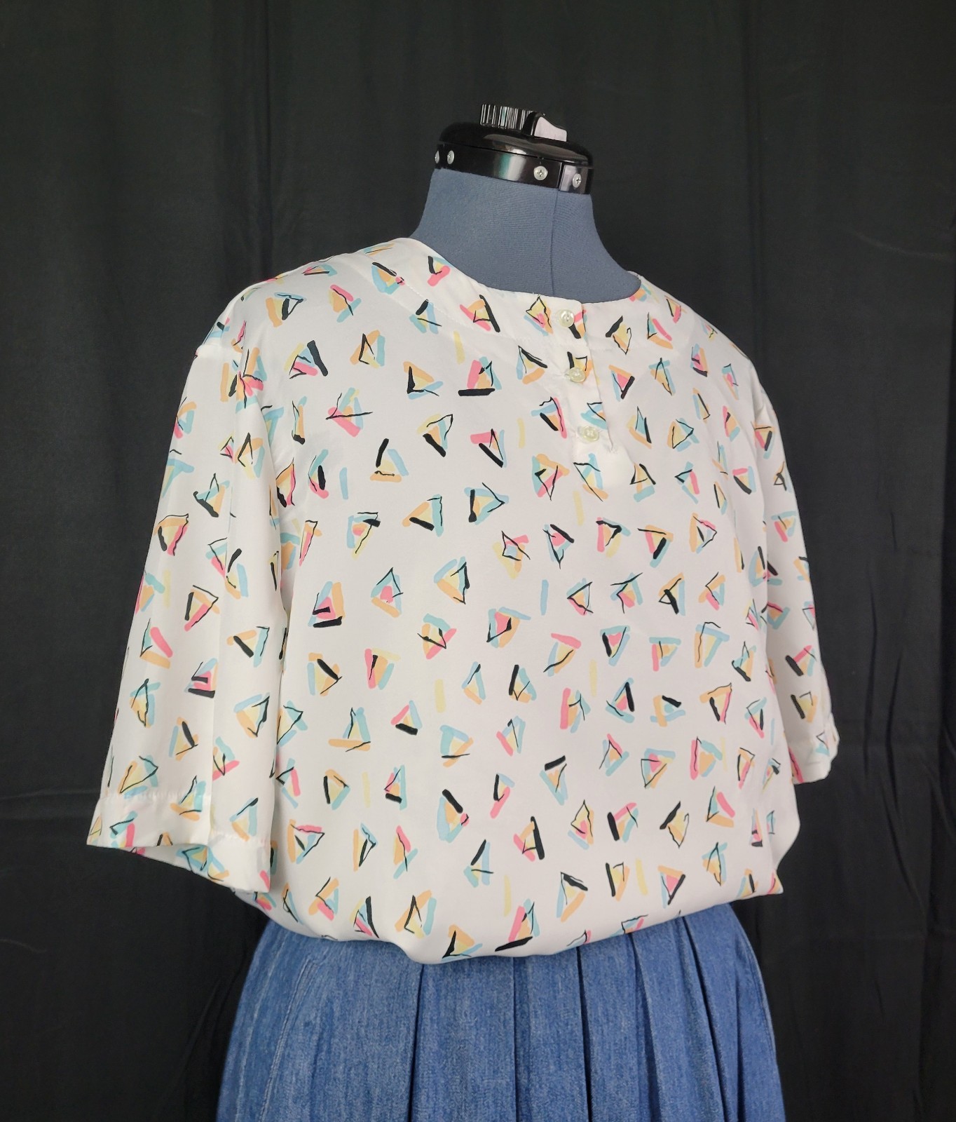 Vintage Alicia S/S Collarless White Blouse w Pastel Triangle Print Size 18