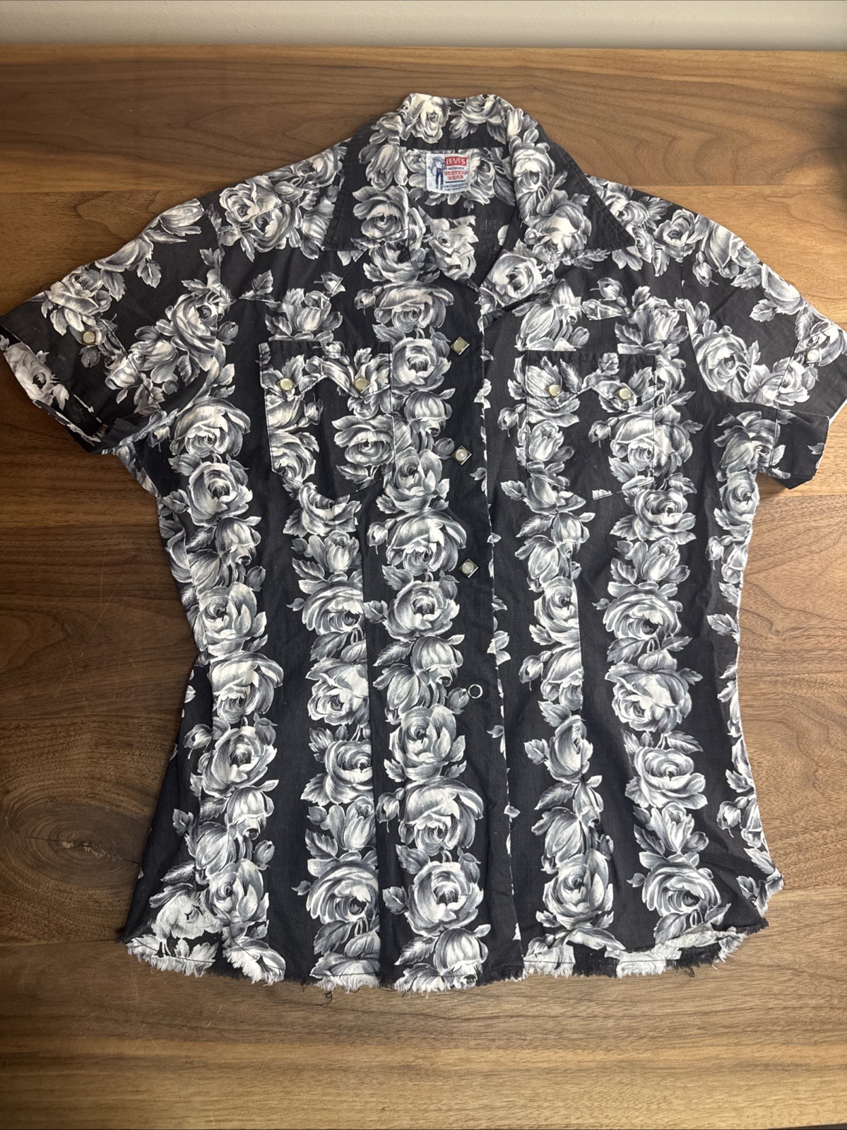 Vintage Levis Western Wear Pearl Snap Shirt Short Sleeve Black Floral Cotton