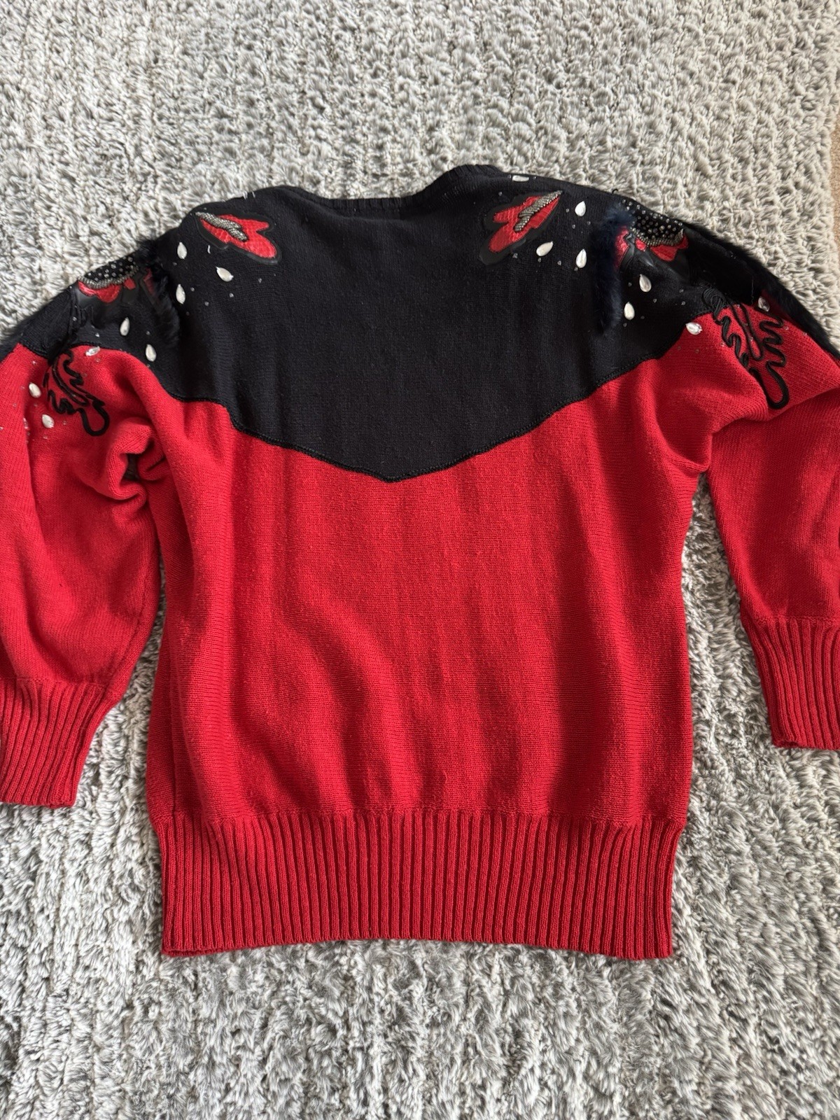 VTG EMINENT SWEATER „M” CREW NECK SCHOULDER PADS BEADED WITH RED FLOWERS