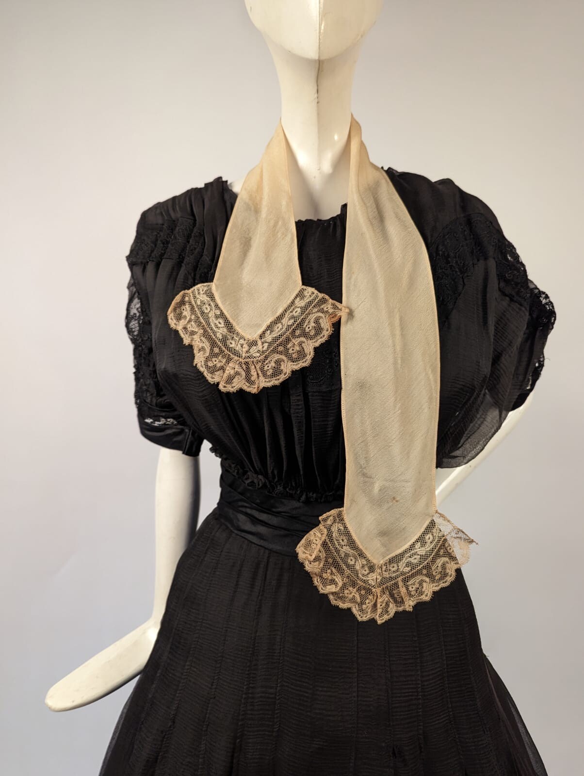 VICTORIAN 19TH C SILK CREPE STOLE W LACE FOR DRESS