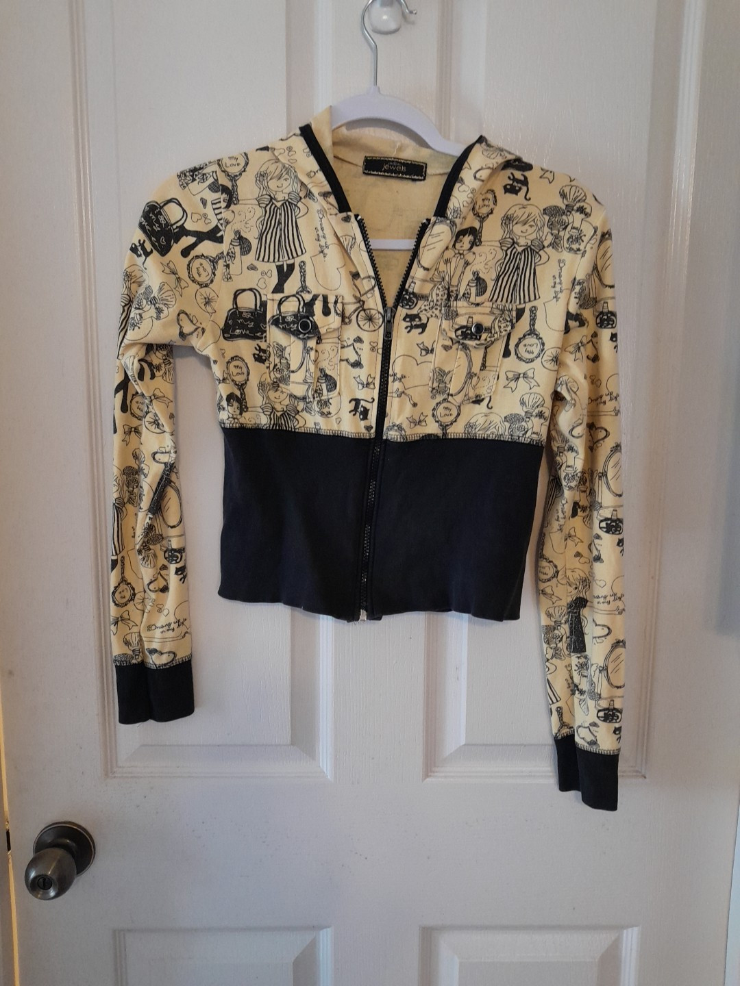 Vintage Jewels Yellow Mod Design ZipUp With Hood Sweatshirt. Pit To Pit 16″. B57