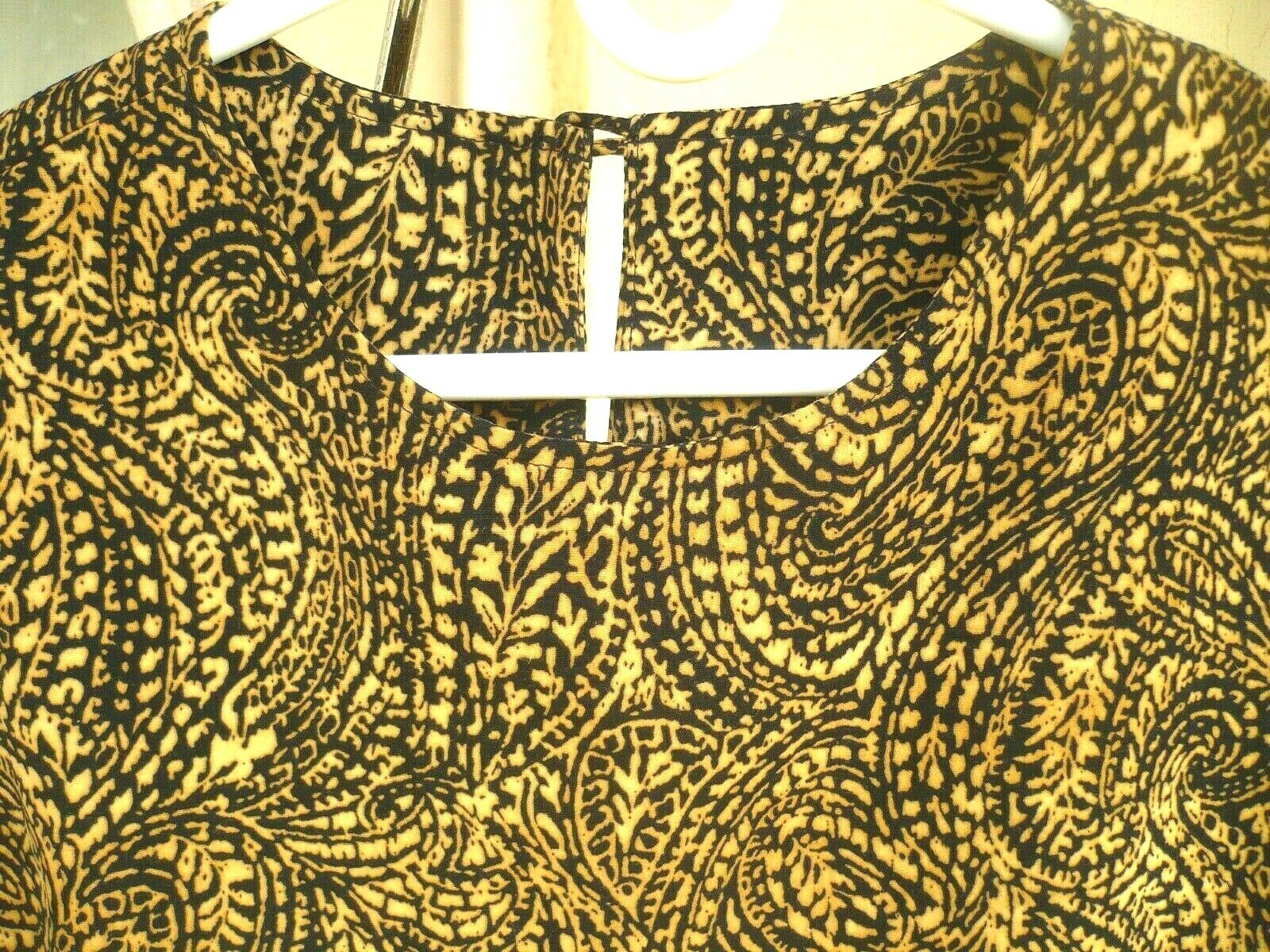 VTG BON WORTH P M L GOLD BOXY BLACK PAISLEY BLOUSE KEYHOLE VELVET FEEL FALL LADY