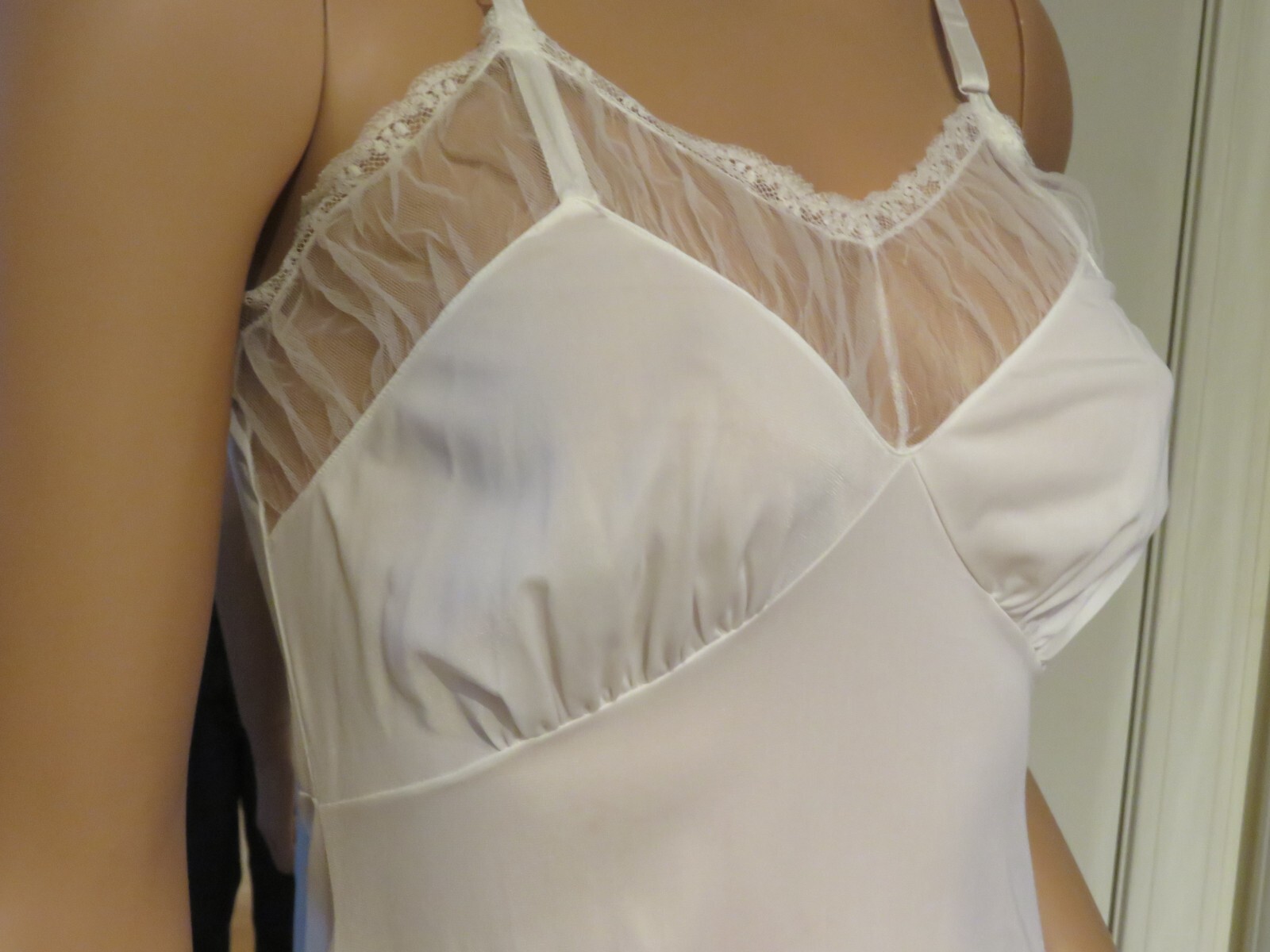 Full-Slip Luxite 39″ Long Nylon Size 34 EUC Tulle Ruffled Hem
