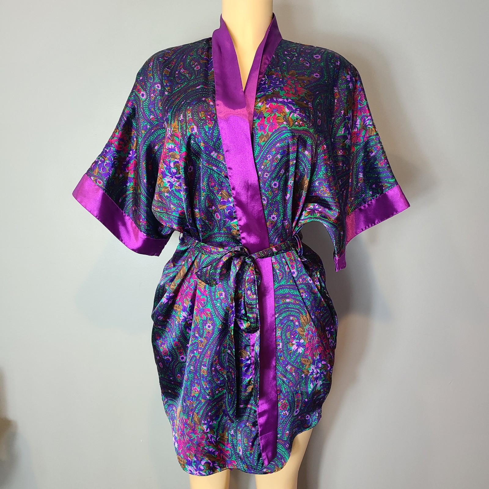 VTG SATIN SHINY SHORTY ROBE Size Medium Old Money Jewel Tone 90s Pockets Purple