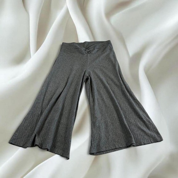 Voice gray silver pinstripe capri gaucho pants Y2K vintage mcbling