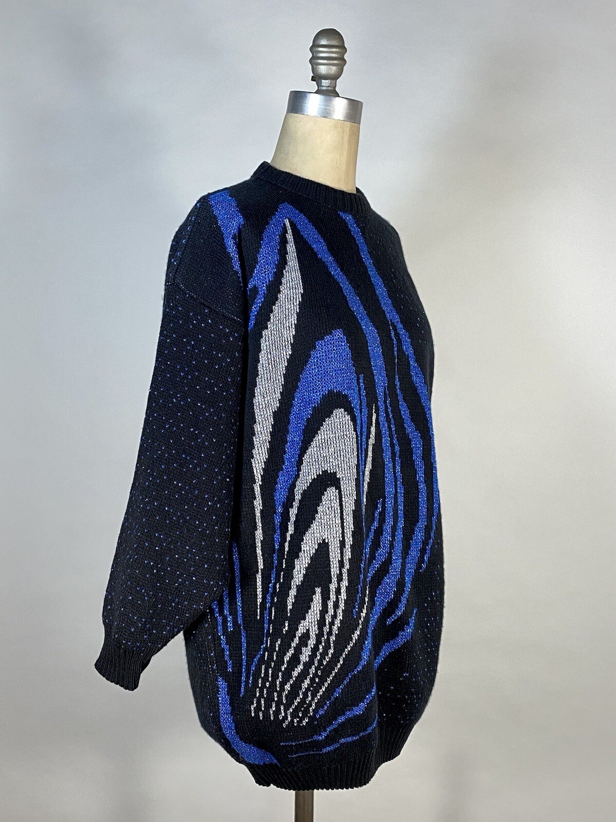Vintage 1980’s to 1990’s subtle sparkle Blk, blue & silver metallic sweater L/XL