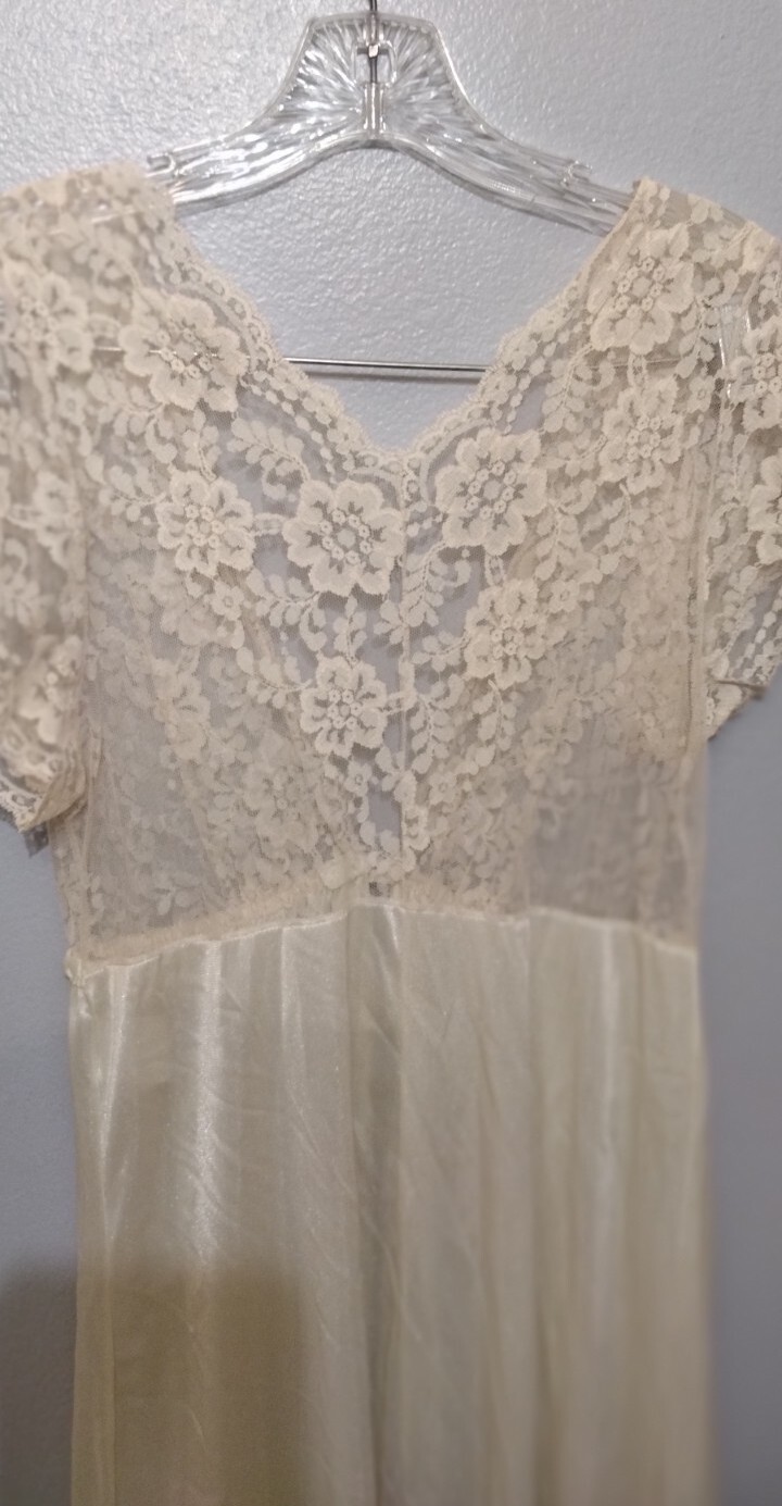 Vintage womens Robe Size L Large Lace Creme Beige Union Tag Costume