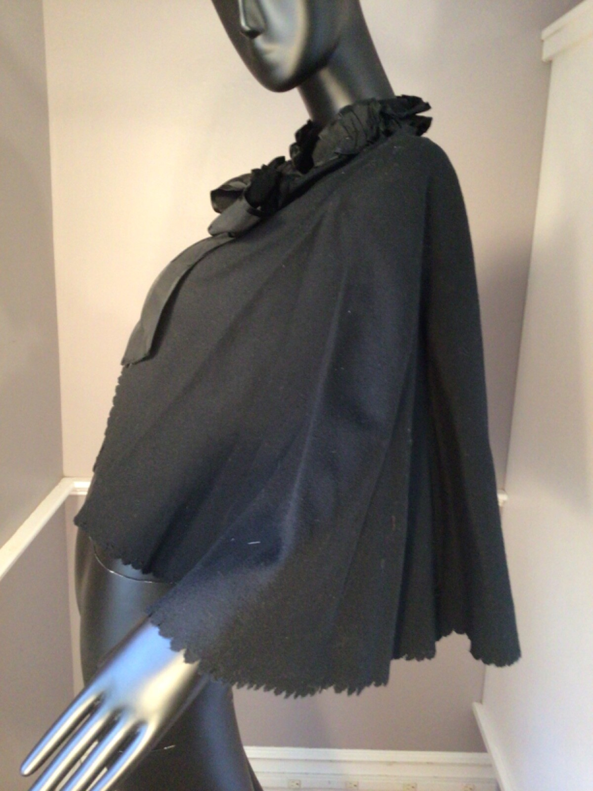 Authentic Vintage Victorian Black Wool Caplet Ruffled Collar & Ribbon Tie (E-32)