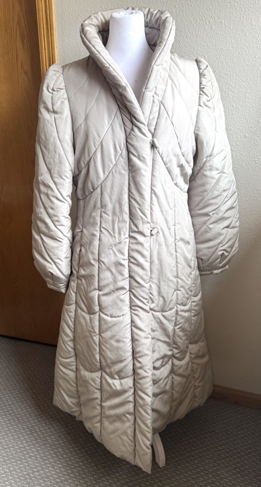 Vintage Stranger Things mom 80s Long quilted Coat gray silver zipper Toggles