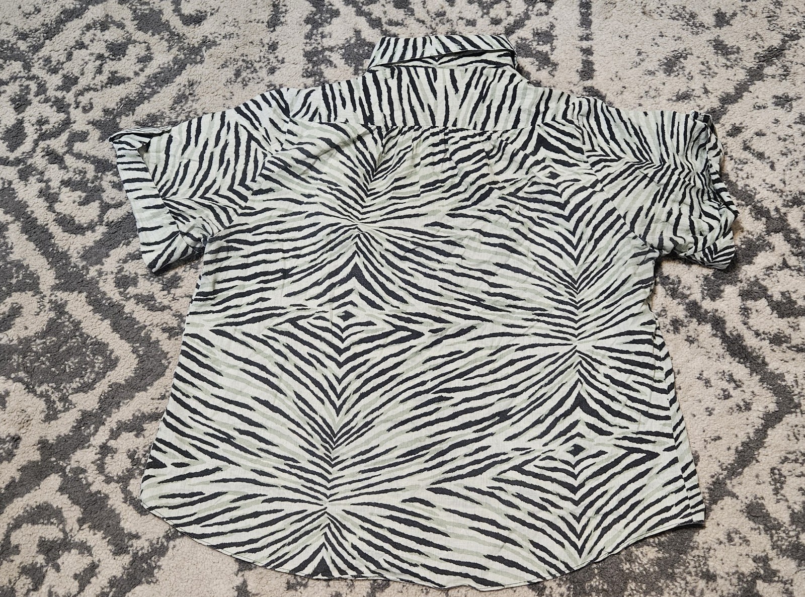 Vintage 1980s Shirt Links Women’s Pale Green Tiger Stripe Short Sleeve Top Size