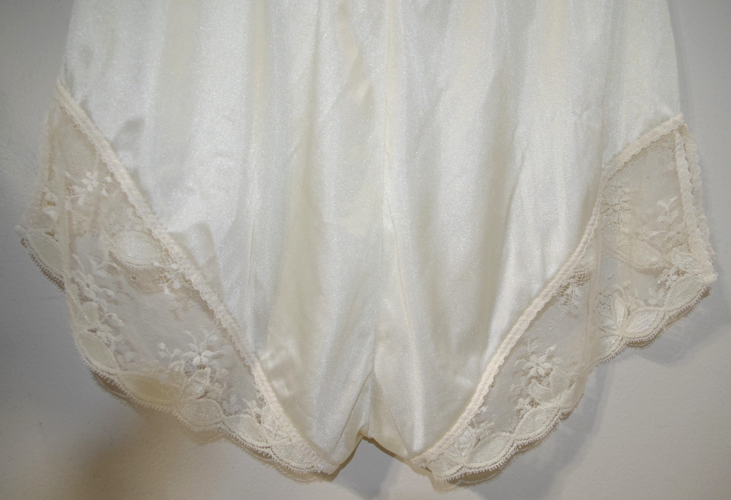 C18 NEW Grisina France VINTAGE ECRU NYLON & LACE 38 PANTIES