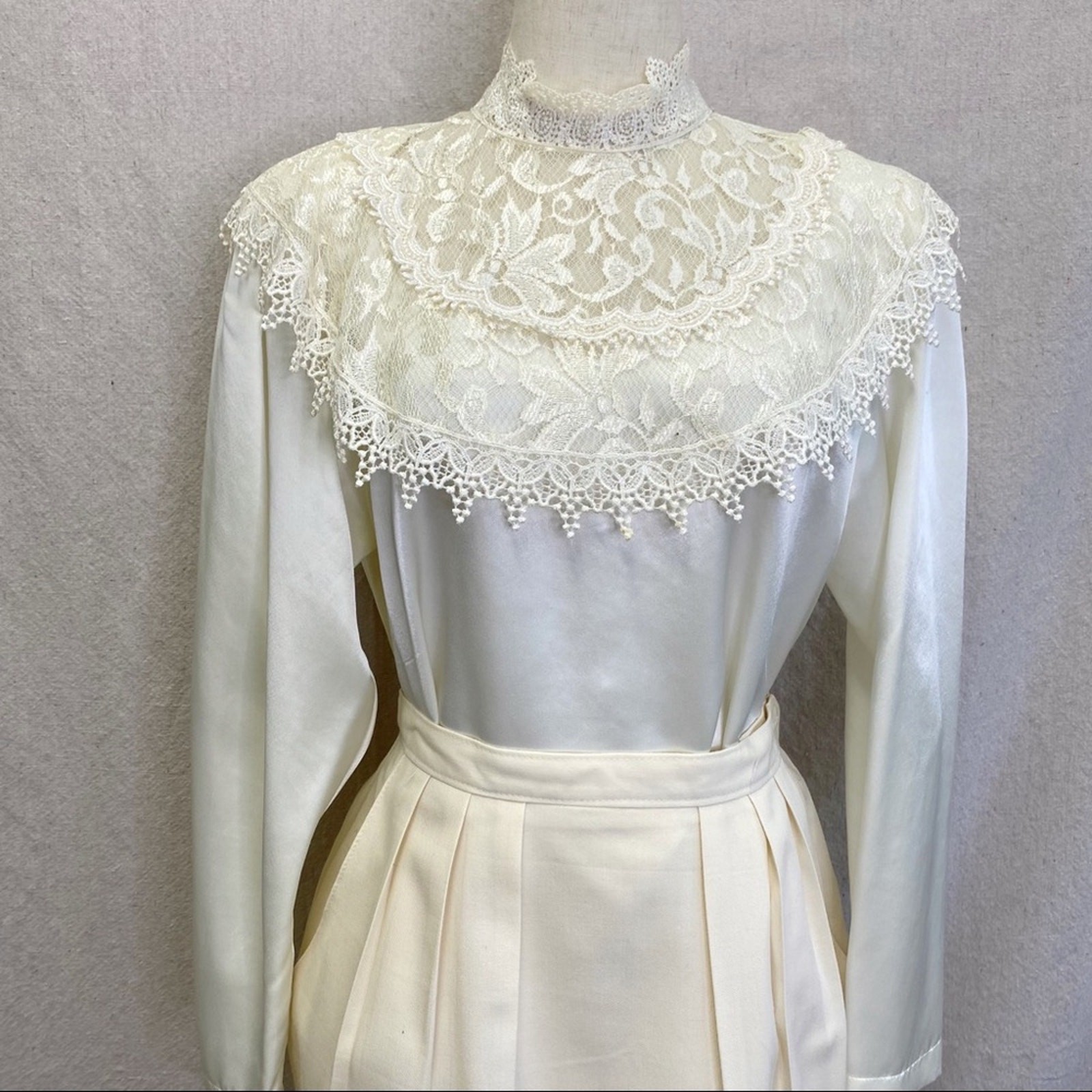 Vintage 90’s Worthington ivory/off white blouse/pencil skirt set Size 12