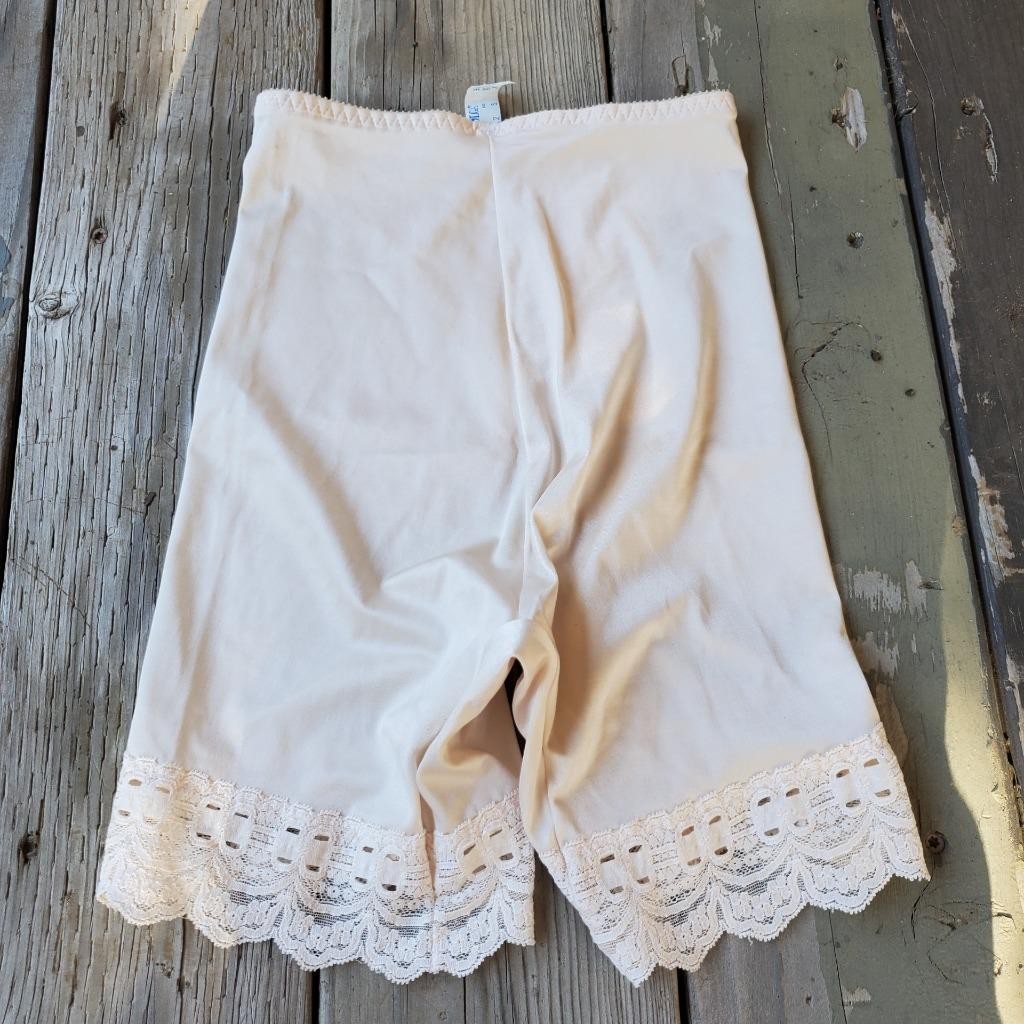 Small Olga 41212 Vintage Chantilly Beige Lace Trim Shorts Girdle Shapewear