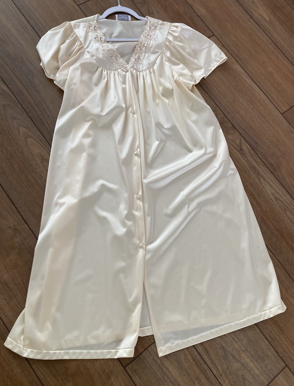 Vintage Vanity Fair Buttercream/Ivory Robe-Size Large-Buttons & Lace