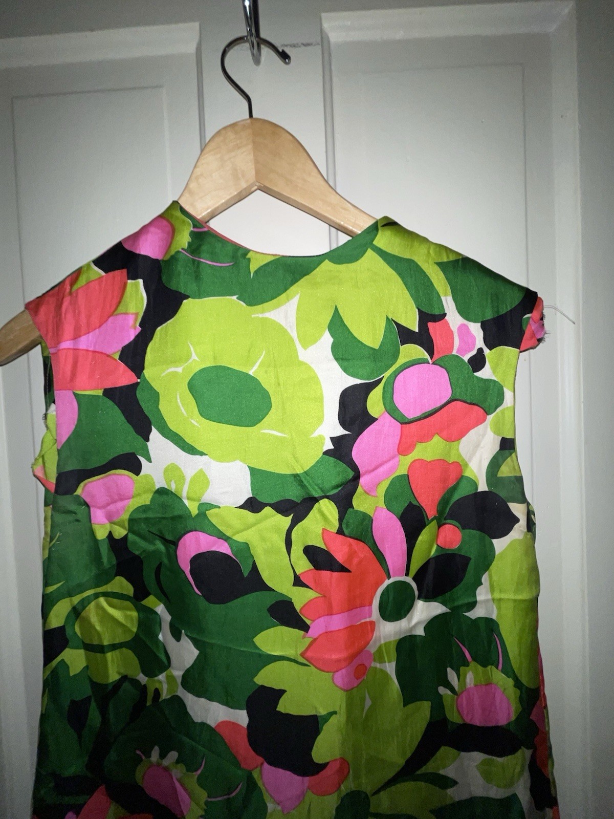 vintage 1960s cotton poplin sleeveless dress with a bright floral print Size M