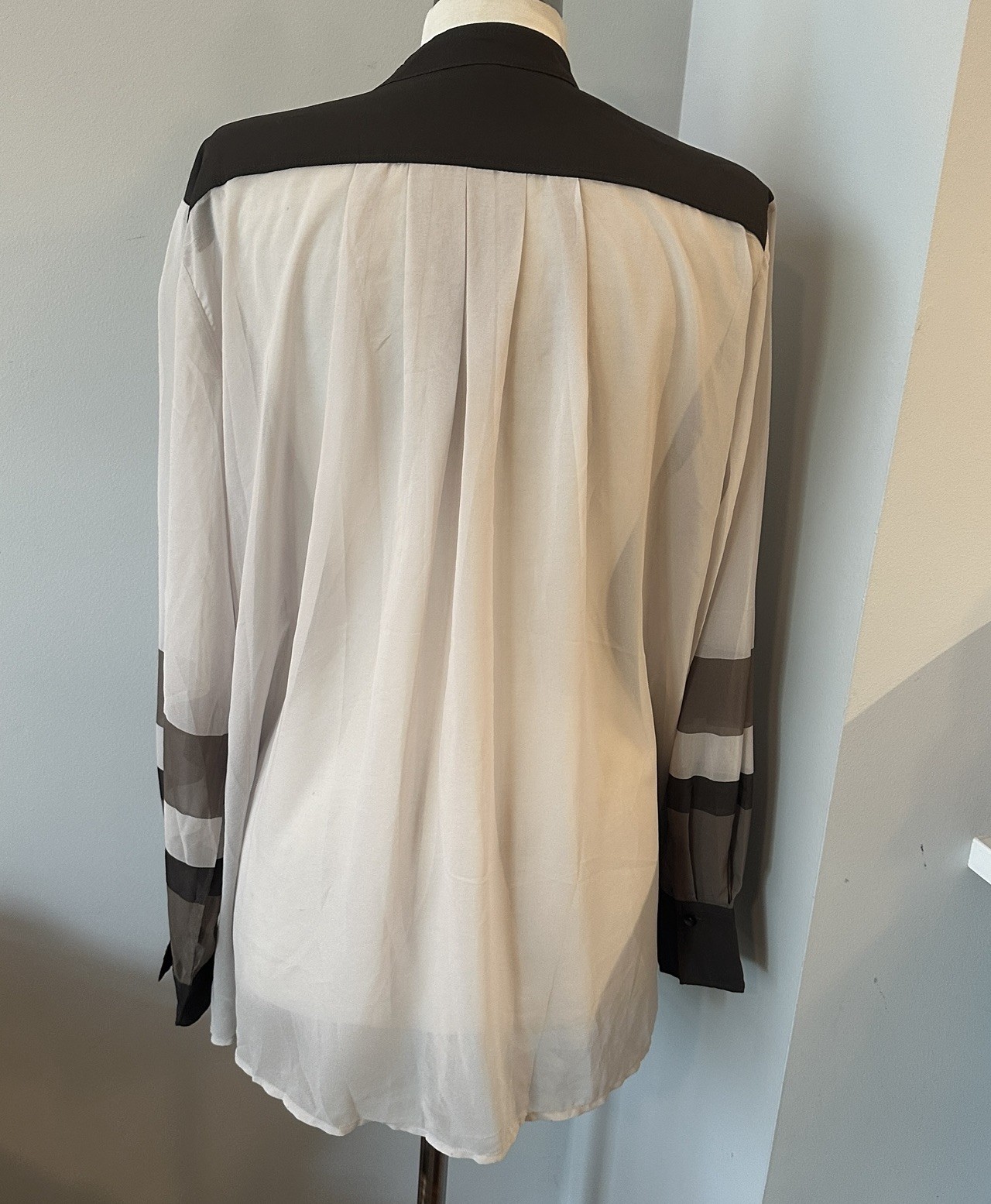 Women’s XL olive green and ivory sheer long sleeve blouse