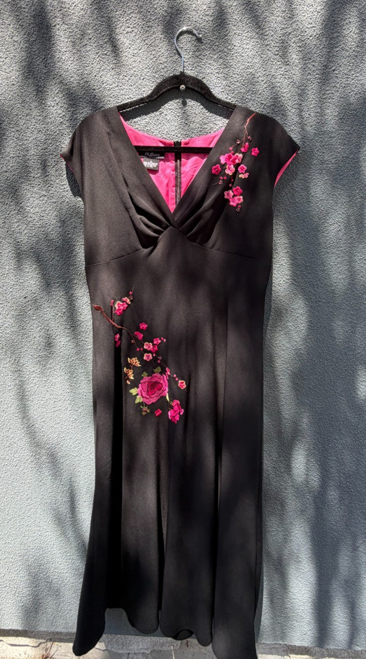 Vintage AGB Black Floral Embroidered Maxi Dress V Neck Sleeveless Bodycon Pro