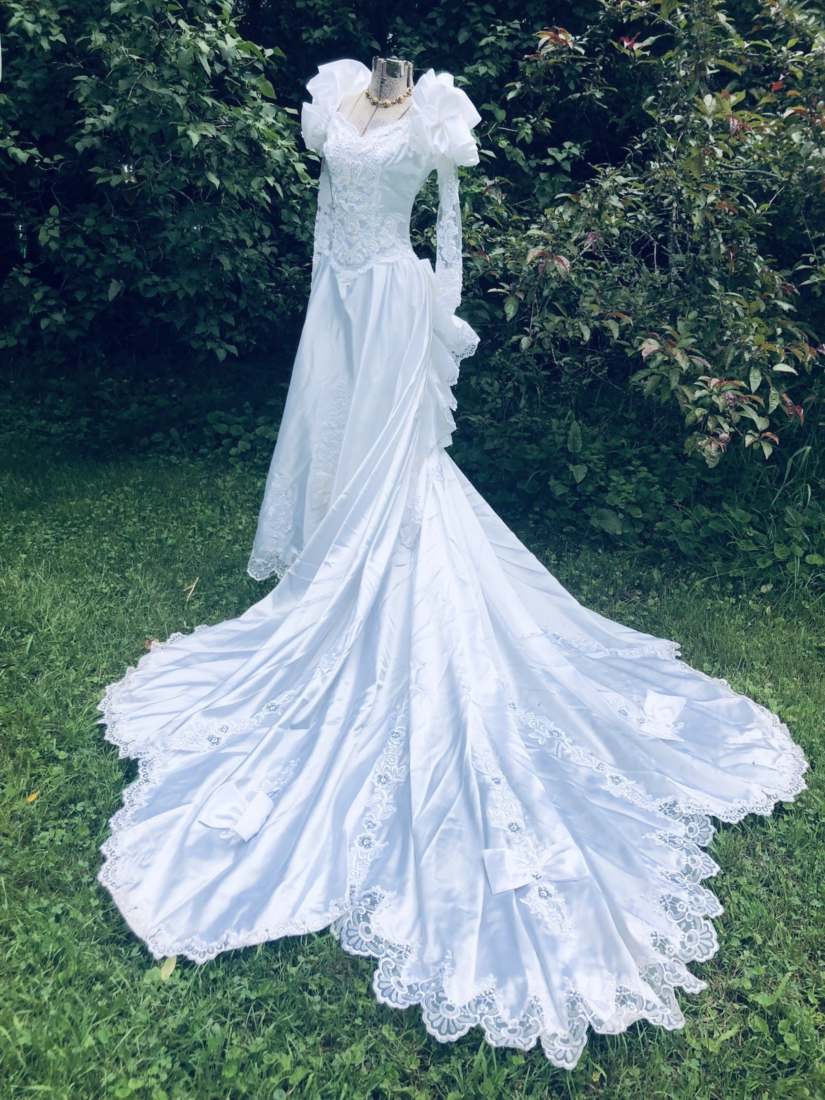 Vintage 1980’s Pearls Floral Appliqués Sequin Lovely Wedding Gown Dress 32-24-62