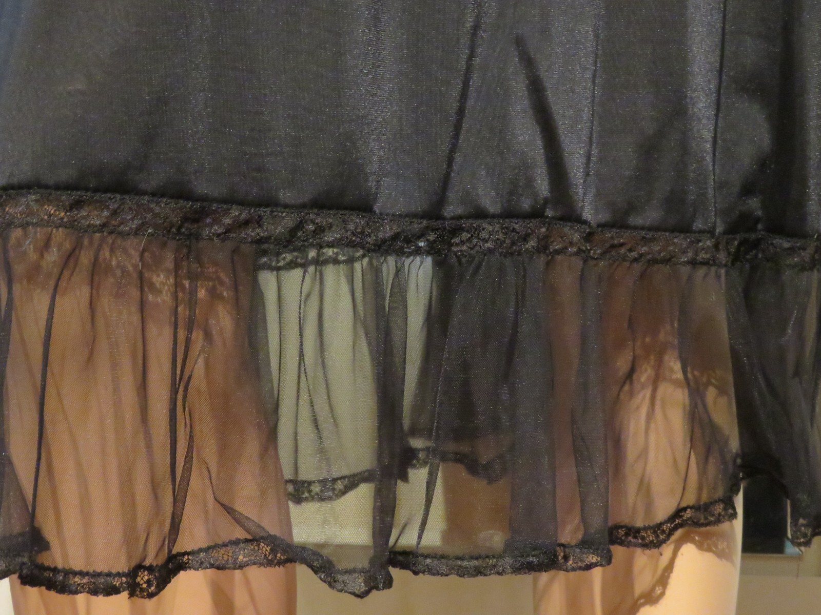 Full-Slip Luxite 39″ Long Nylon Size 34 EUC Tulle Ruffled Hem