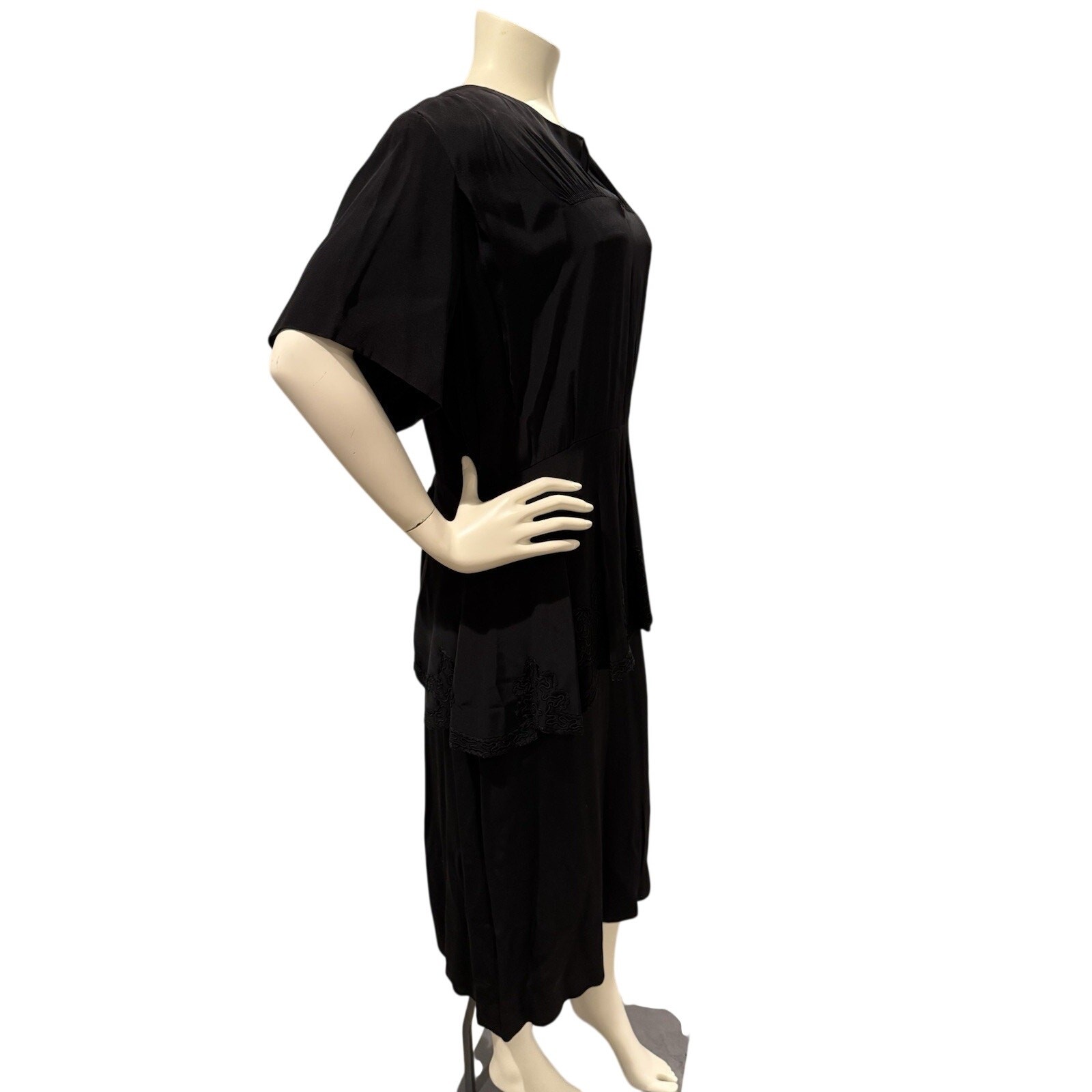 VTG FORM FIT NEW YORK BLACK Embroidered Detail Peplum Keyhole Neckline Dress