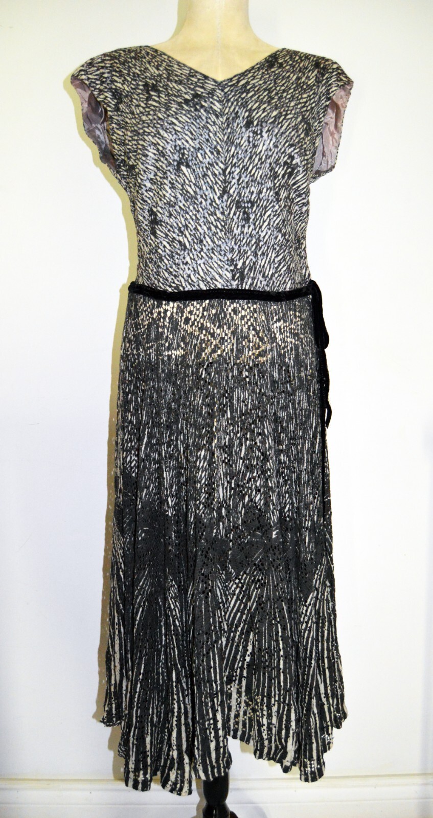 VTG BETTY HARTFORD Black and White Weaved Mesh Cap Sleeve Dress, 29″ waist