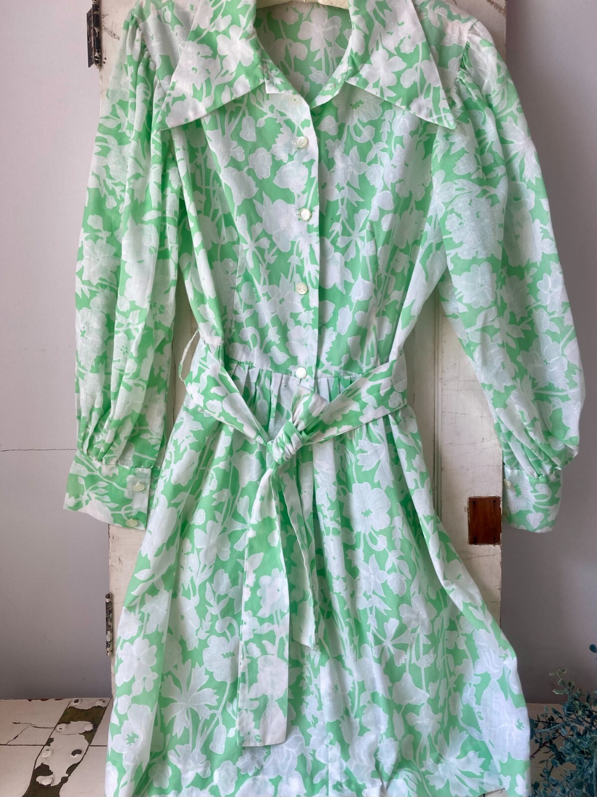 VTG Dress Ladies Size S/M Light Green White Large Floral Pointed Collar to Knee