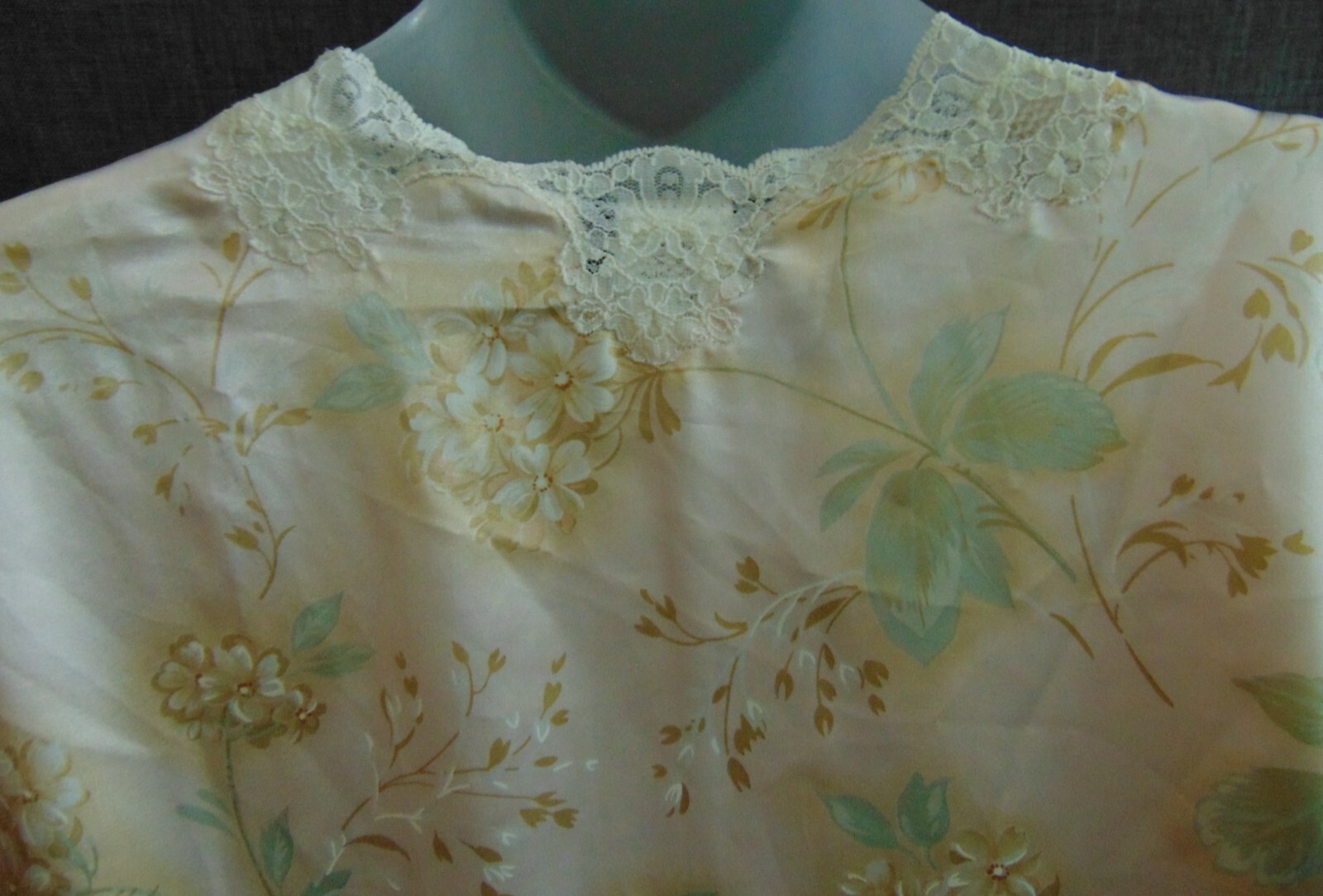 Christian Dior ice pink satin lace trim floral pattern wrap robe, size M