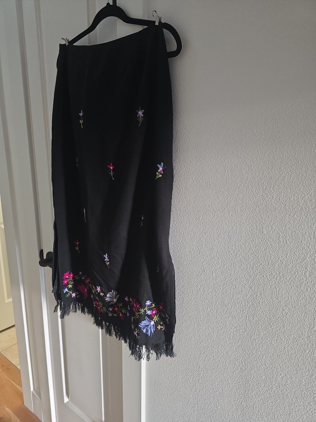 White Stag Black Floral Embroidered Midi Lined Skirt M Fringe Excellent Codition