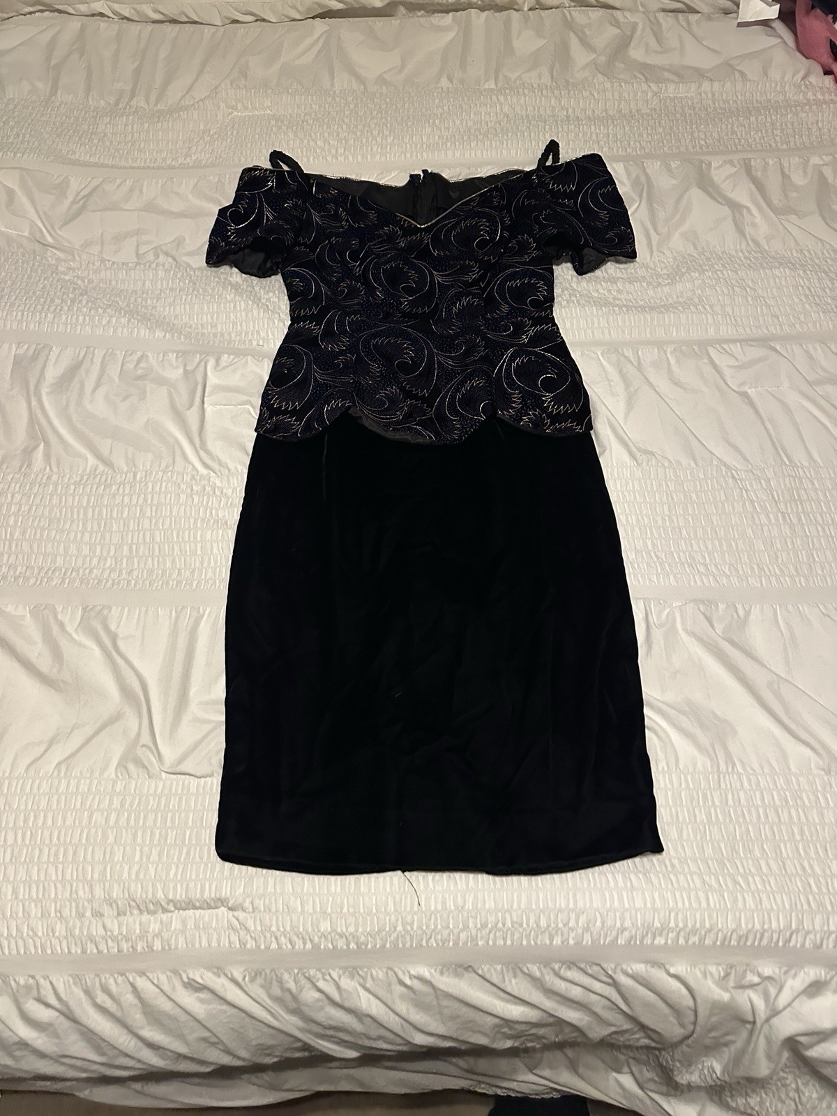 VINTAGE 80’s Velvet Peplum Scalloped Hem Pencil Dress Size 3/4 EUC