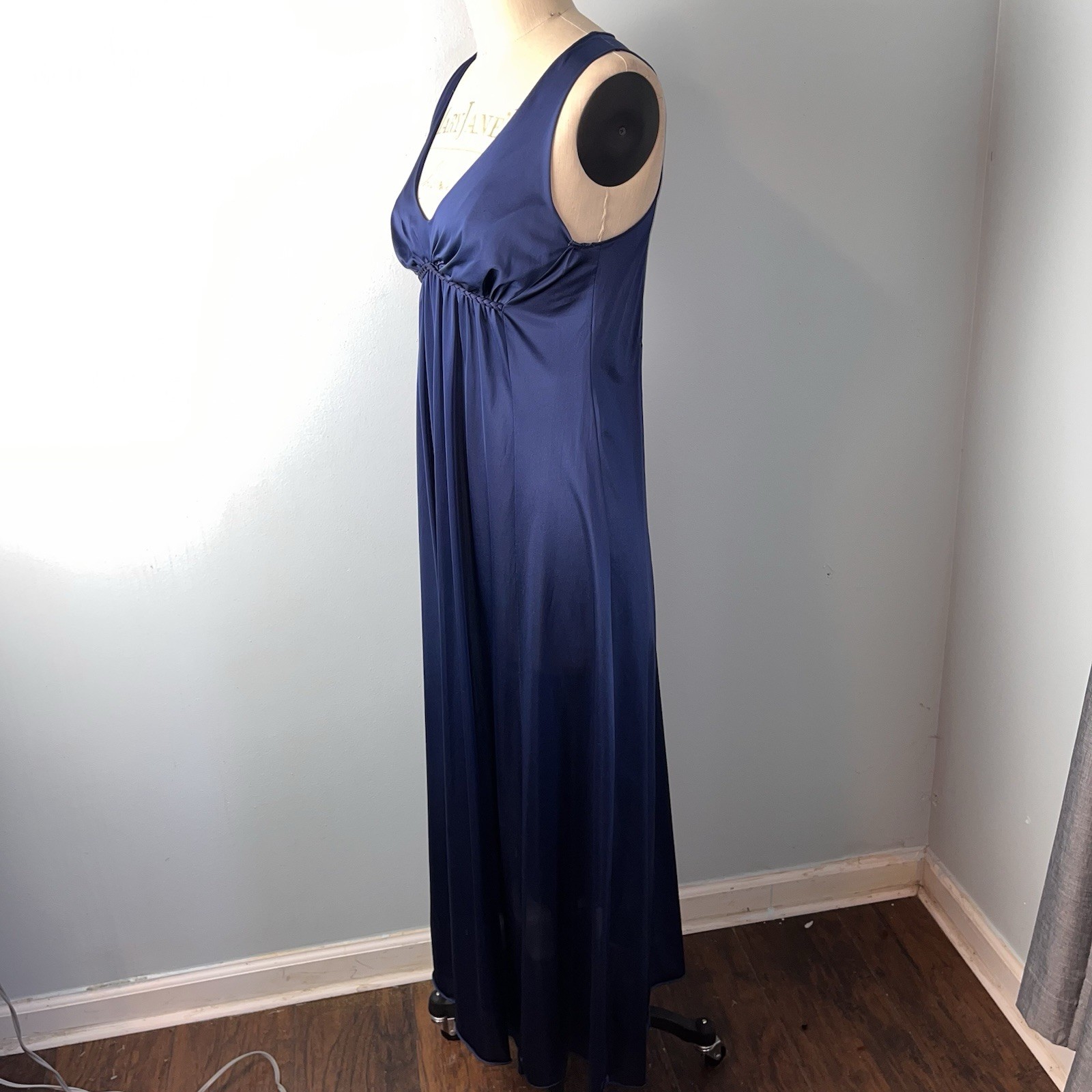 Vtg VANITY FAIR Long Nightgown Nightie Blue Dynasty Hollywood Sweep 34 Stretch