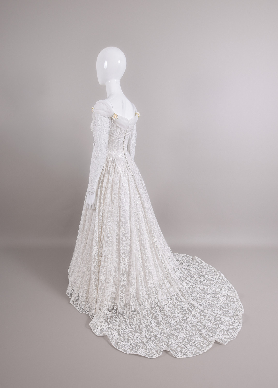 1950s Reimagined Lace Wedding Dress w/Silk Flowers and Trailing Train size 4/6