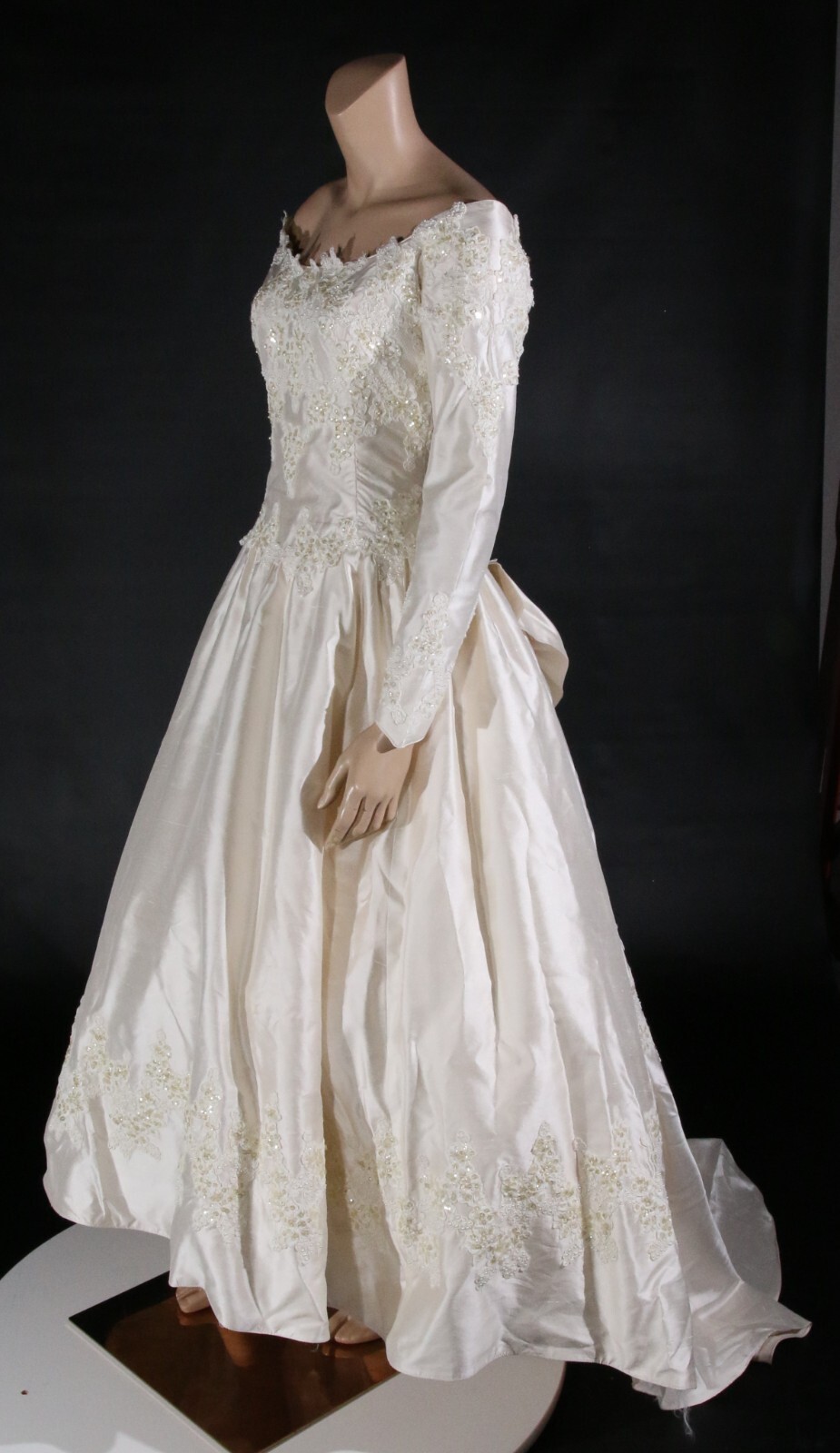 Unbranded Vintage 80s 90s Alencon Lace Long Sleeve Wedding Dress with Train 12