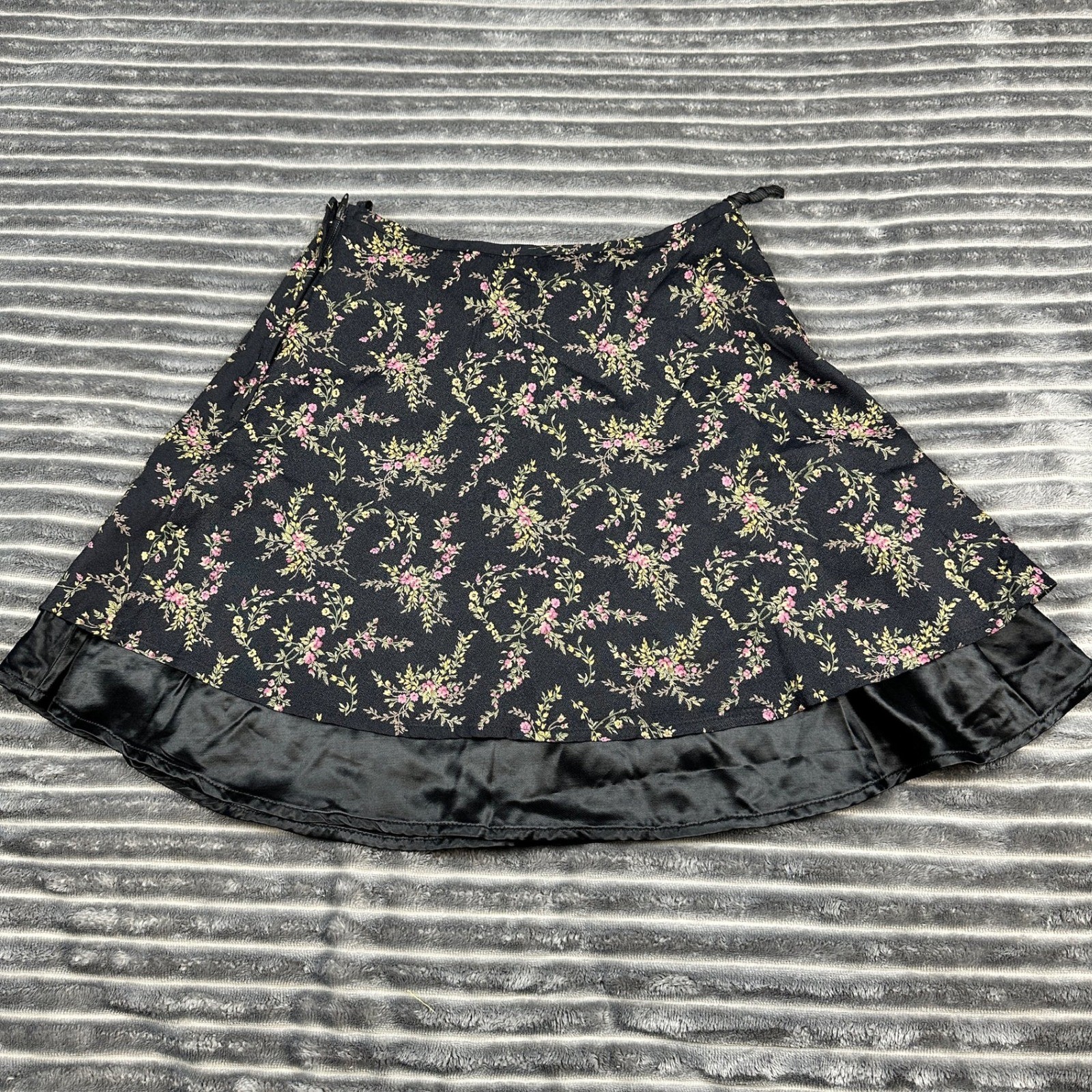 Wrapper USA Vintage 90s Floral Mini Skirt Black Satin Ruffle Hem Size 5/6 Grunge