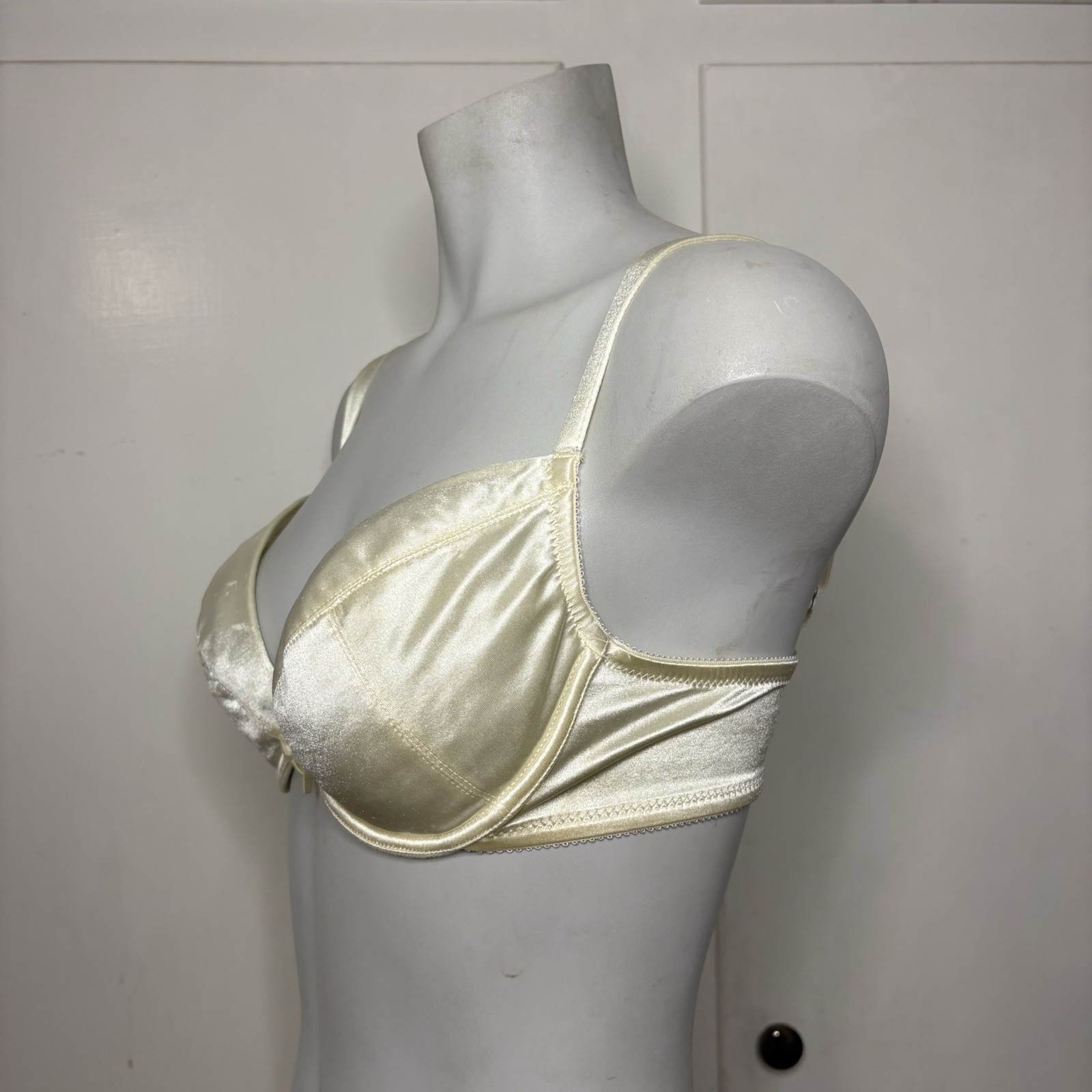 Vintage 90s White Satin Wonderbra Lightly Padded Underwire Bra Size 36C