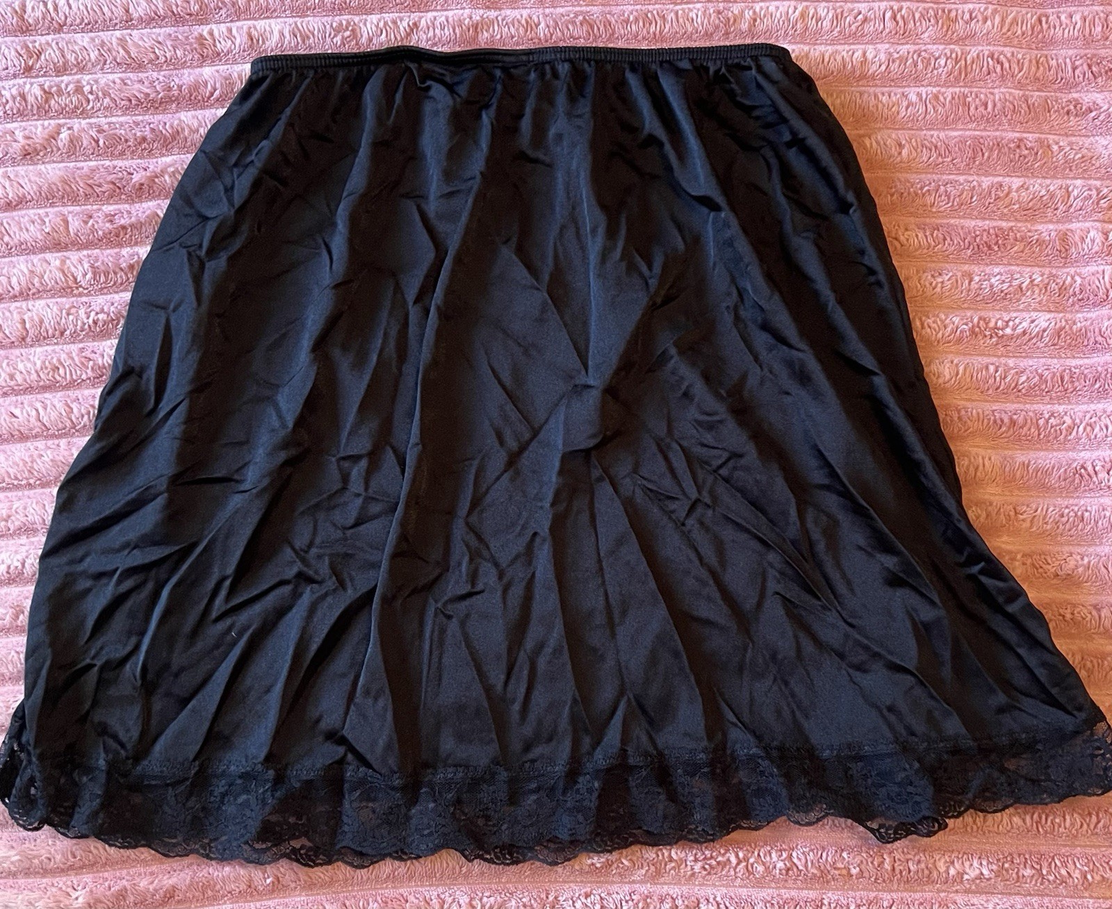 1980s VINTAGE BLACK NYLON & LACE MINI SKIRT HALF SLIP MAIDENFORM MED
