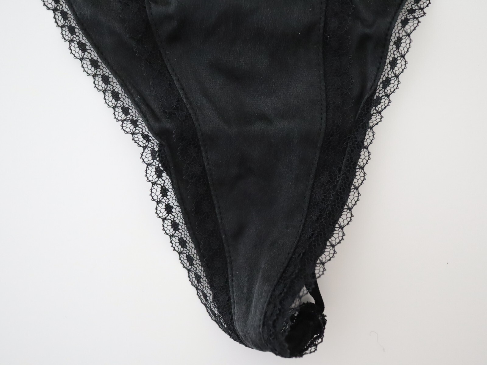 VTG Victoria’s Secret Y2K Silk Lace Edge V-String Thong Panty SMALL