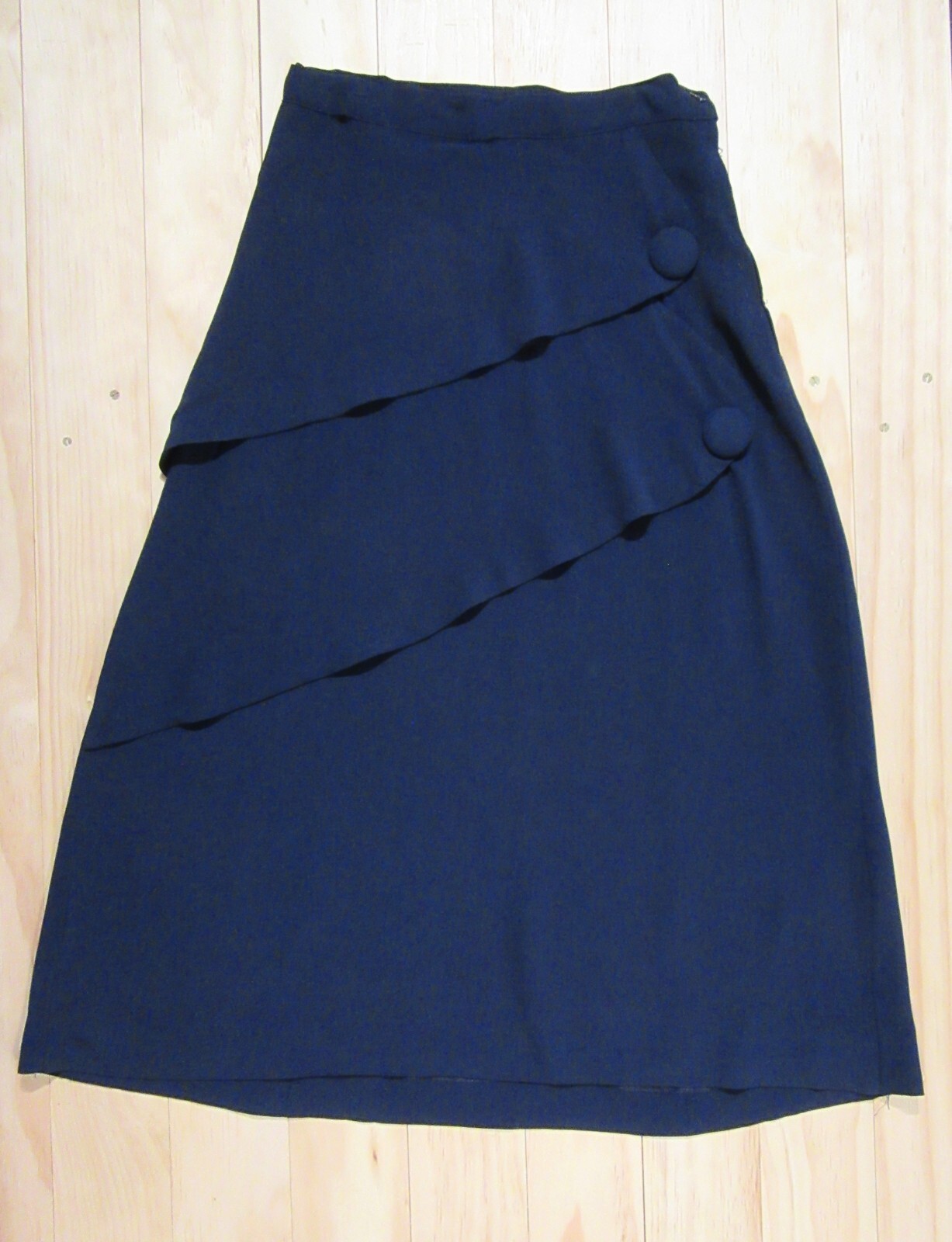 VINTAGE WOMENS 1940S NAVY RAYON CREPE SKIRT SLANT BIG BUTTONS SLANT W-26″ F55