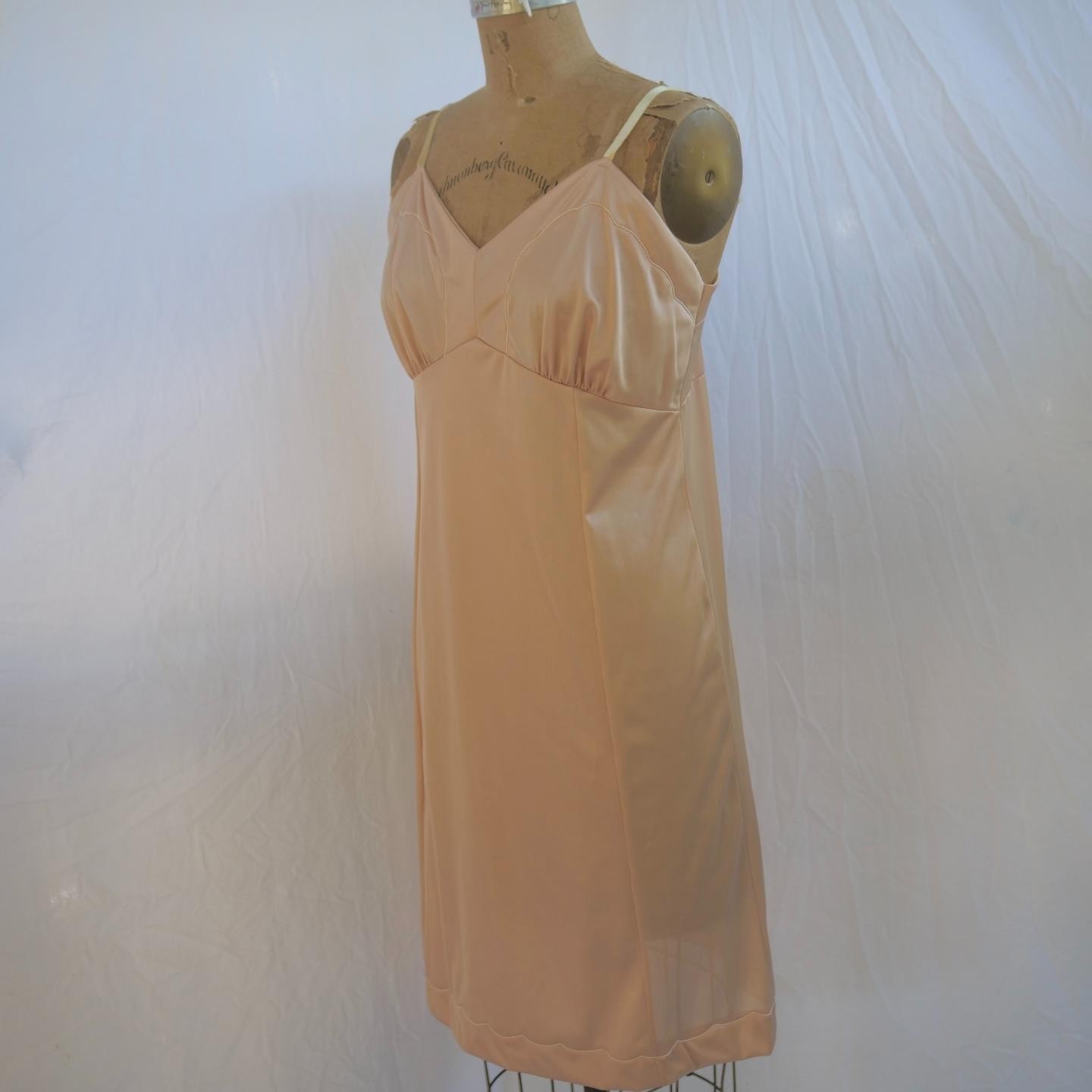 vtg WONDER MAID Nude Nylon Full Slip Dress Scalloped Embroidery USA Mod 36 M/L