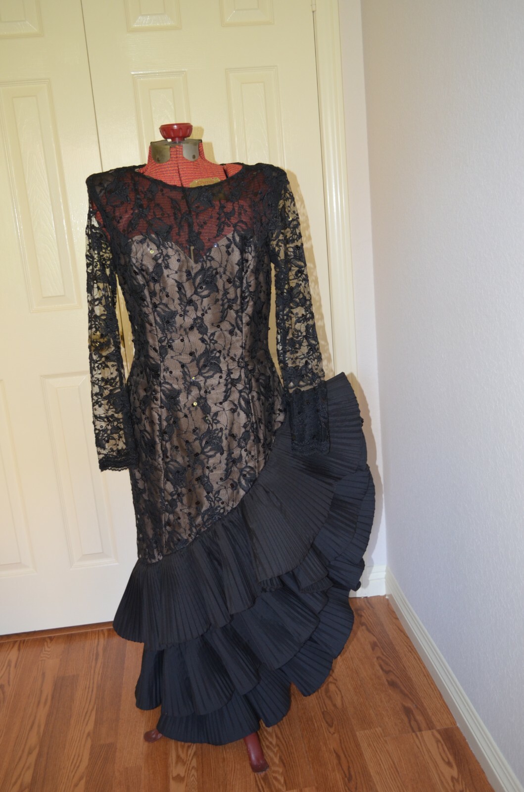 STUNNING VINTAGE !980’s BLACK LACE SEQUIN BEADED EVENINGWEAR BY VICTOR COSTA