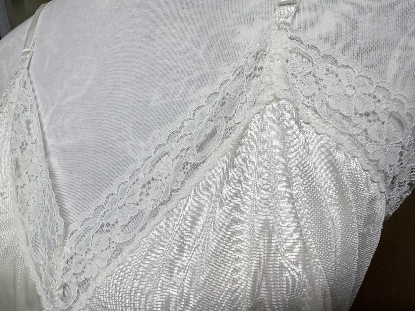 VINTAGE Vanity Fair Lace Night Gown slip Dress Lace Size 40 EUC